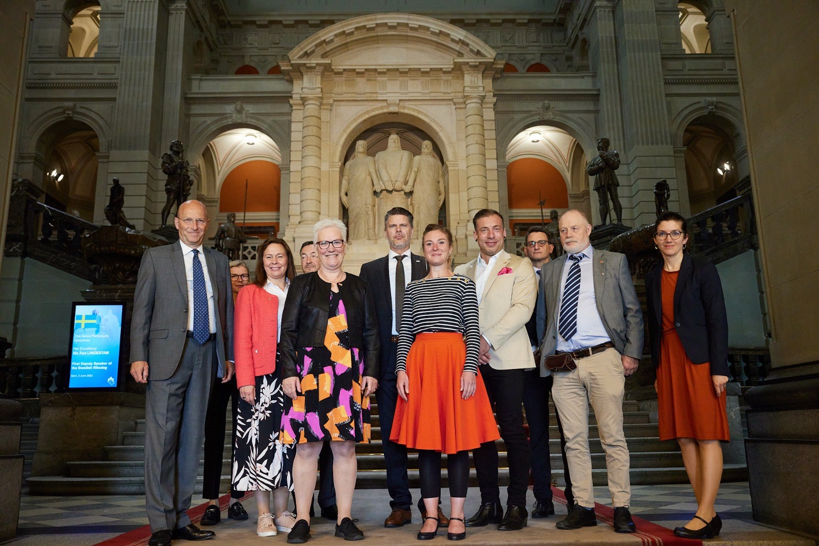 National Council President Irène Kälin with the Deputy First Speaker of the Swedish parliament Åsa Lindestam and her delegation in front of the Three Confederates statue
