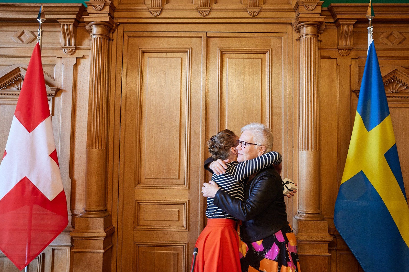Exchange of gifts between National Council President Irène Kälin and Deputy First Speaker of the Swedish parliament Åsa Lindestam