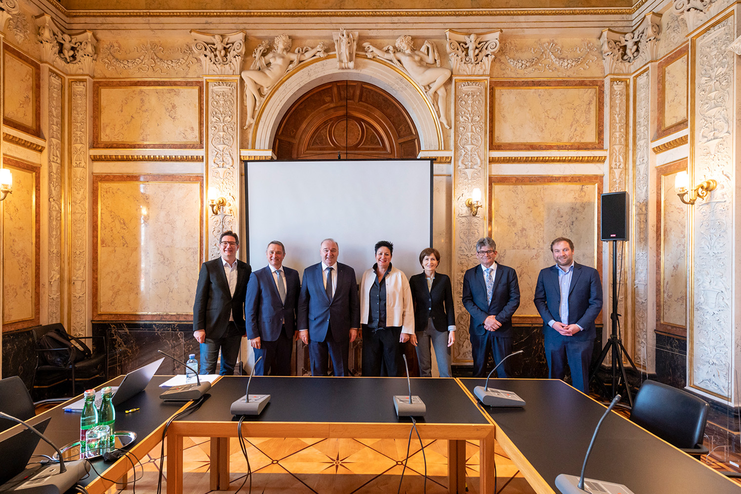 Photo de groupe. Membres de la délégation autrichienne : Reinhold Einwallner (SPÖ) et Norbert Sieber (ÖVP), députés au Conseil national. Membres de la délégation suisse : Alex Kuprecht, conseiller aux États, Daniela Schneeberger et Regula Rytz, conseillères nationales, Martin Haab et Lukas Reimann, conseillers nationaux (de gauche à droite) © Parlamentsdirektion / Michael Buchner