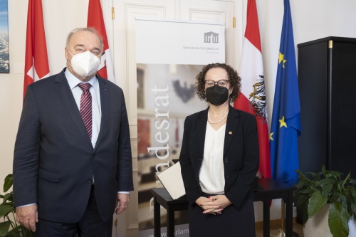 Christine Schwarz-Fuchs (ÖVP), présidente du Conseil fédéral autrichien, et Alex Kuprecht, conseiller aux États © Parlamentsdirektion / Ulrike Wieser