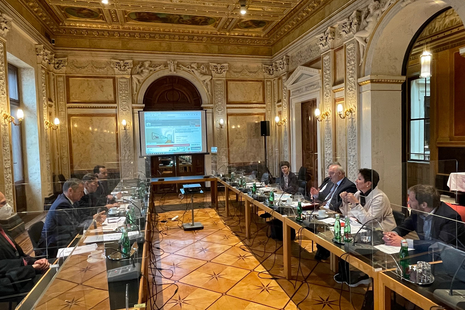 Le due delegazioni durante il colloquio di lavoro presso il Palais Epstein