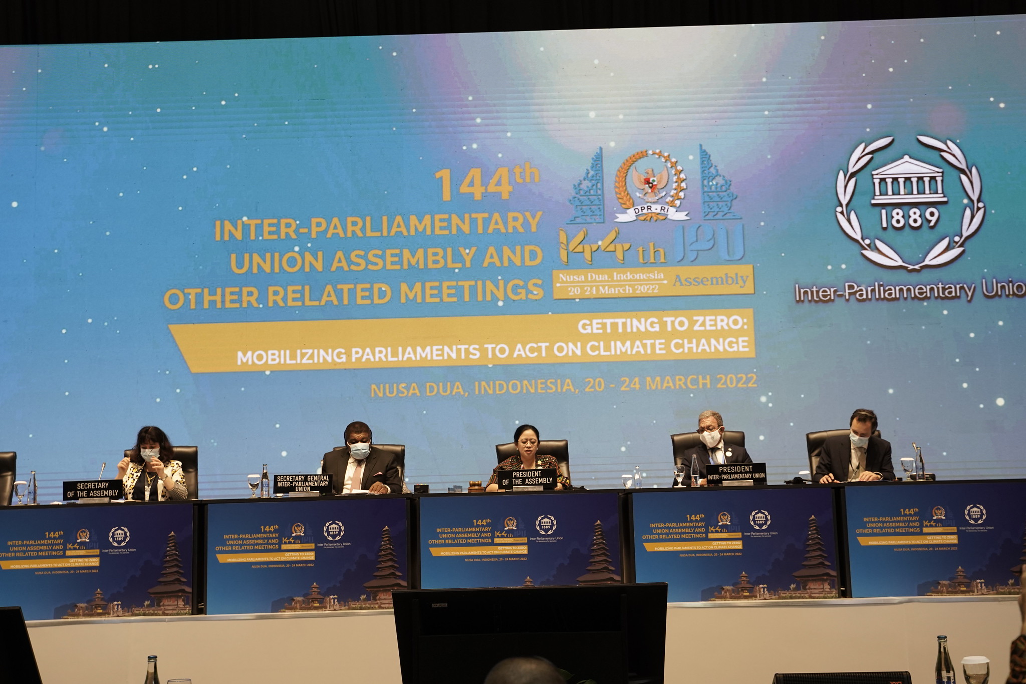 La 144e Assemblée, dirigée par la présidente de la Chambre des représentants de la République d’Indonésie, Mme PuanMaharani (au milieu). À d. : le président de l’UIP, Duarte Pacheco ; à g. : le secrétaire général de l’UIP, Martin Chungong.