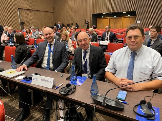 Die Mitglieder der Schweizer Delegation an der Sitzung der geopolitischen Gruppe der Zwölf Plus in Kigali