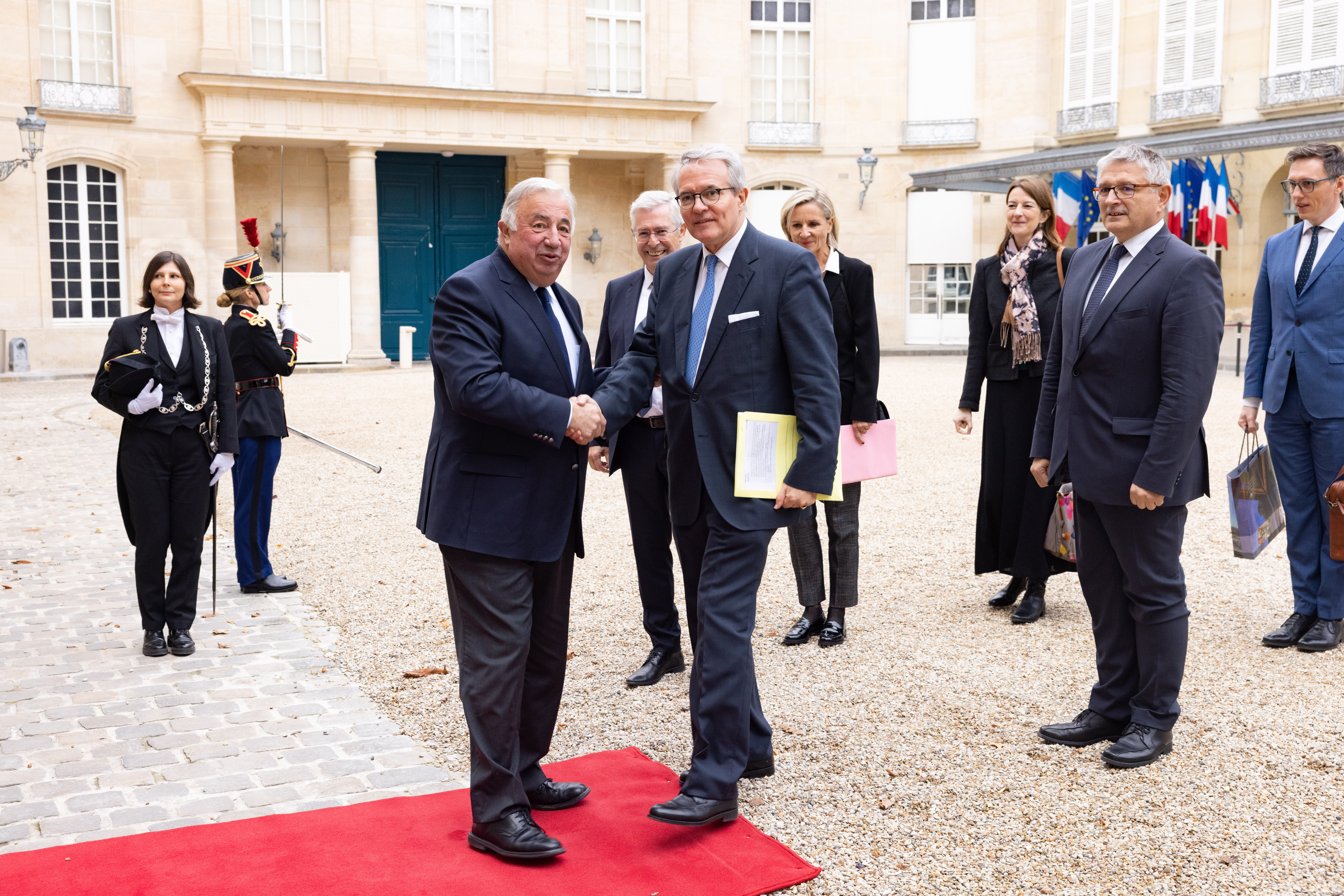 Accueil par le président du Sénat, Gérard Larcher