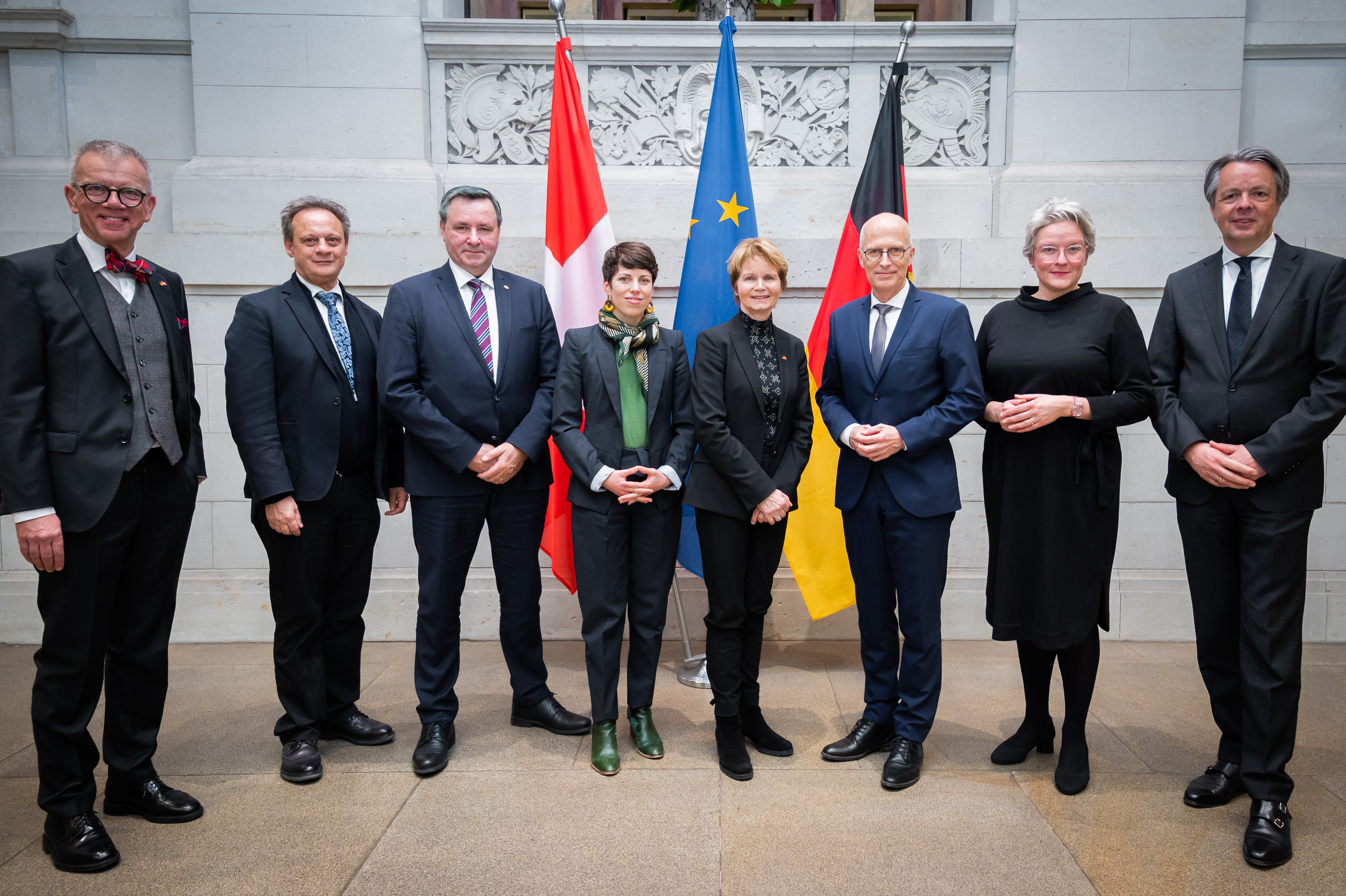 v.l.n.r.: Botschafter Paul Seger, Ständerat Stefan Engler, Ständerat Werner Salzmann, Ständerätin Lisa Mazzone, Ständeratspräsidentin Brigitte Häberli-Koller, Bundesratspräsident Peter Tschentscher und Mitarbeitende des Bundesratspräsidenten 