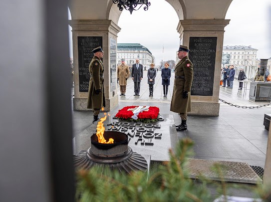 Kranzniederlegung am Grabmal des unbekannten Soldaten in Warschau