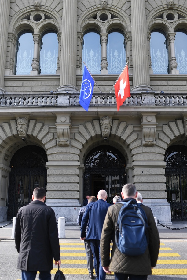 Les 9 et 10 mai 2023, Le Palais fédéral arborait deux drapeaux : le drapeau suisse côtoyait le drapeau du Conseil de l’Europe. 