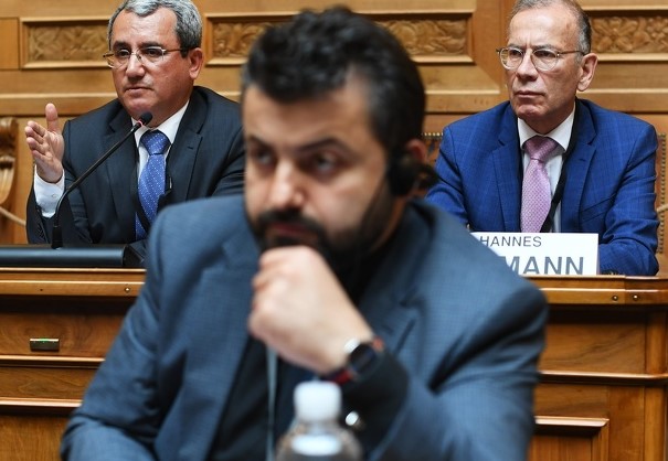 Le conseiller aux États Hannes Germann suit le débat avec grand intérêt.