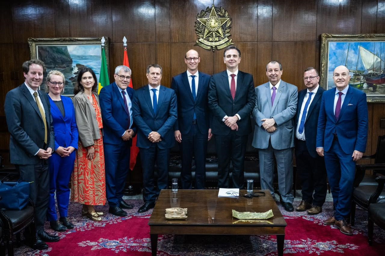 Gruppenbild mit dem Präsidenten des brasilianischen Senats: Thomas Aeschi, Aline Trede, Maja Riniker, Eric Nussbaumer, Botschaft