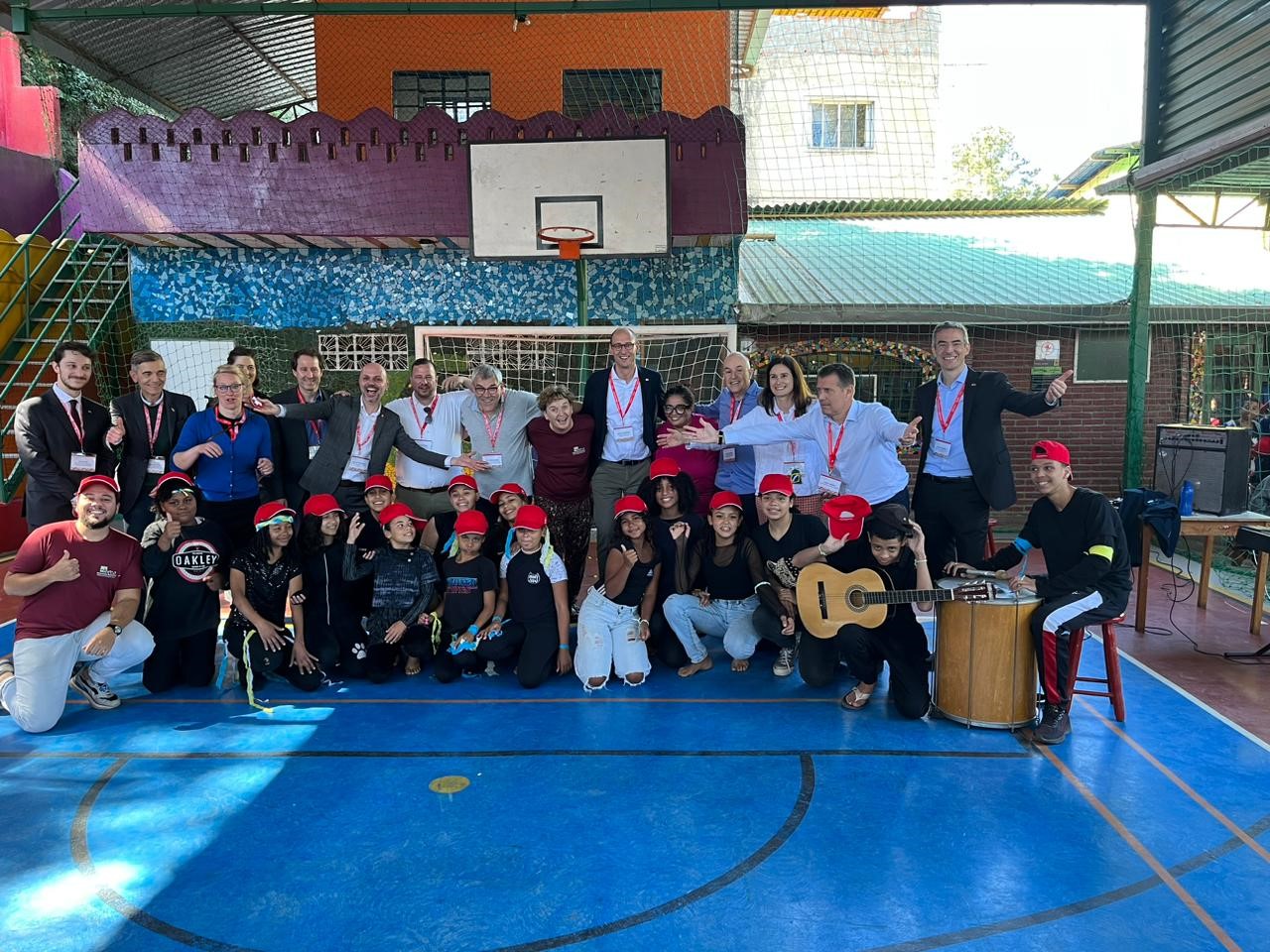 Die Schweizer Delegation mit Kindern des Sozialprojektes «ARCO» in Sao Paulo.