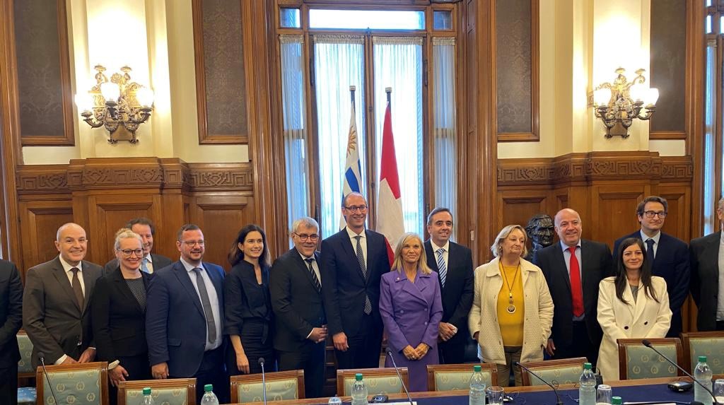 Gruppenbild mit Vertreterinnen und Vertretern des Parlaments von Uruguay.