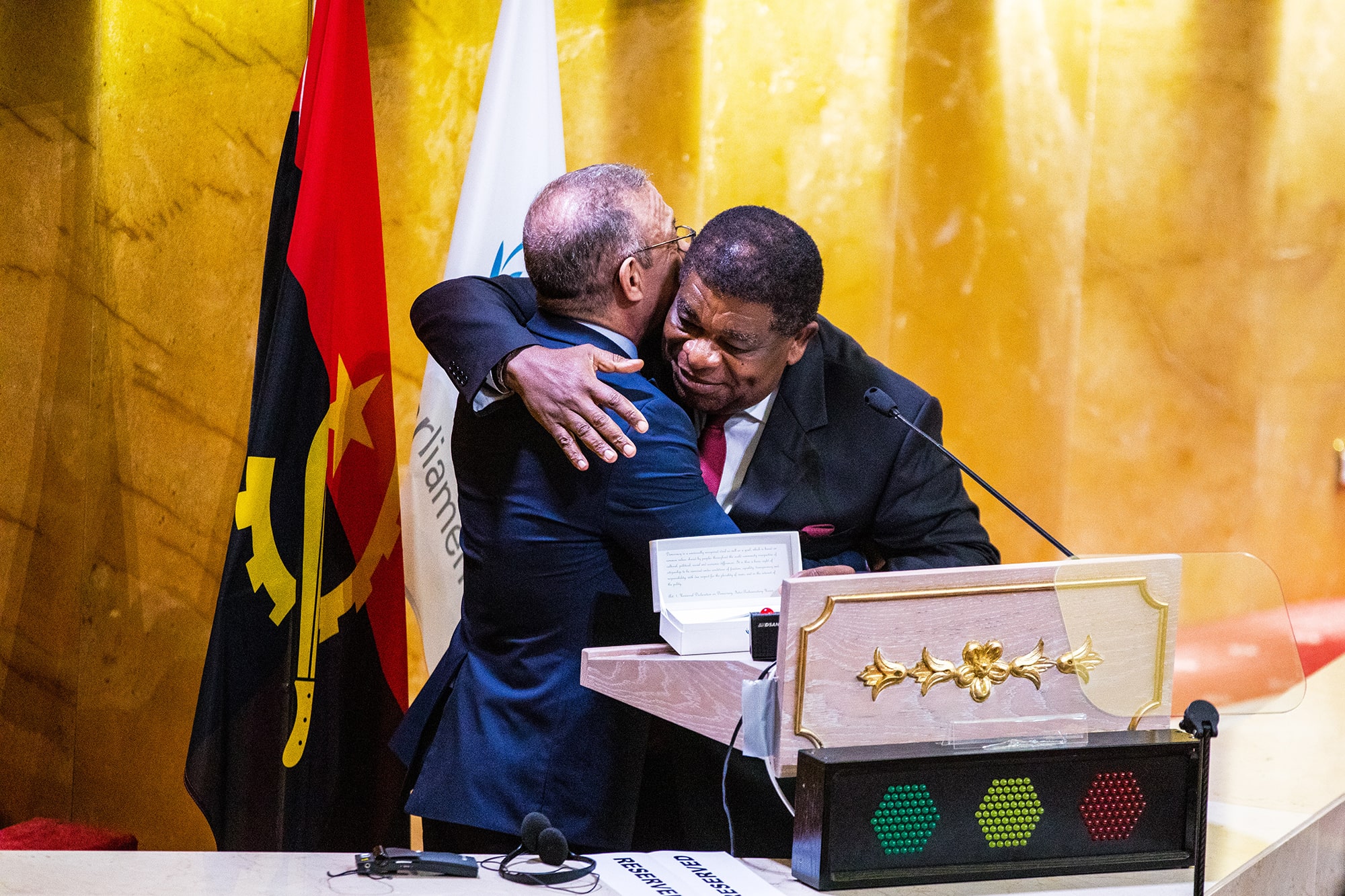 Moment d’émotion : adieux du secrétaire général au président sortant, Duarte Pacheco (Portugal)