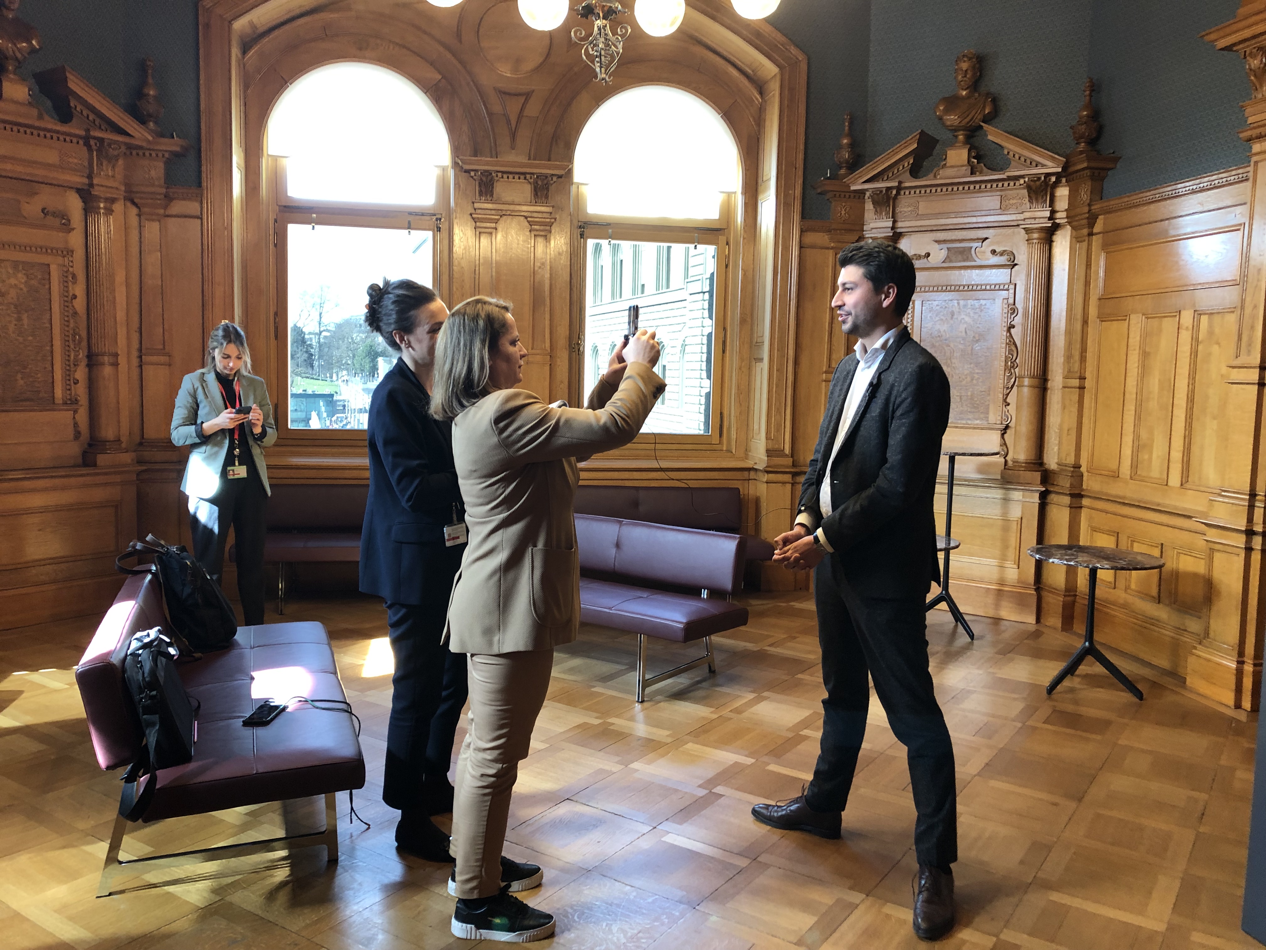 Visite d’étude à Berne d’une délégation kosovare durant la session de printemps 2023 (exercice vidéo avec le conseiller national Fabian Molina) 