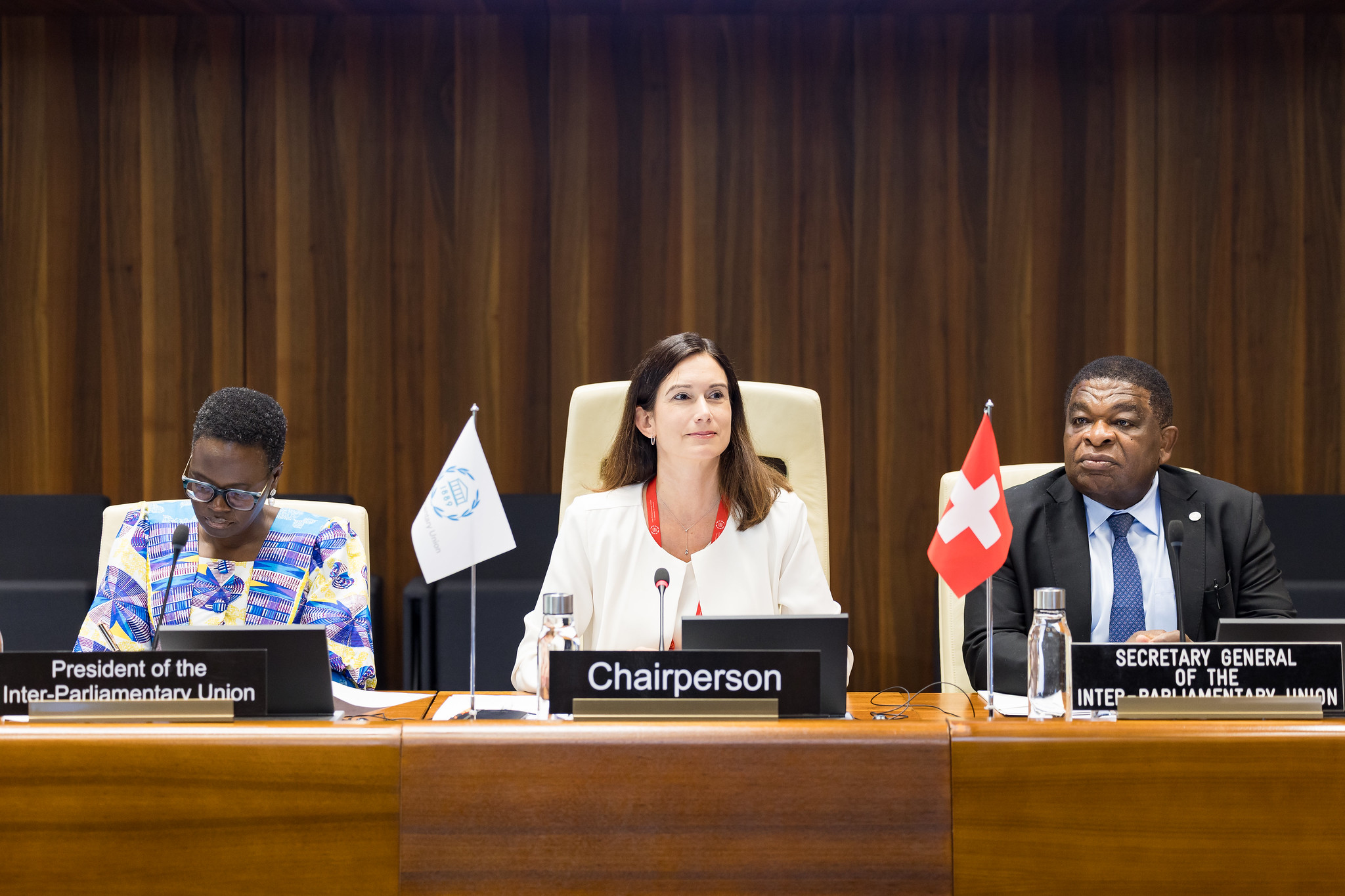 Maja Riniker, presidente del quindicesimo Vertice delle Presidenti di parlamento, assieme a Tulia Ackson, Presidente dell’UIP, e