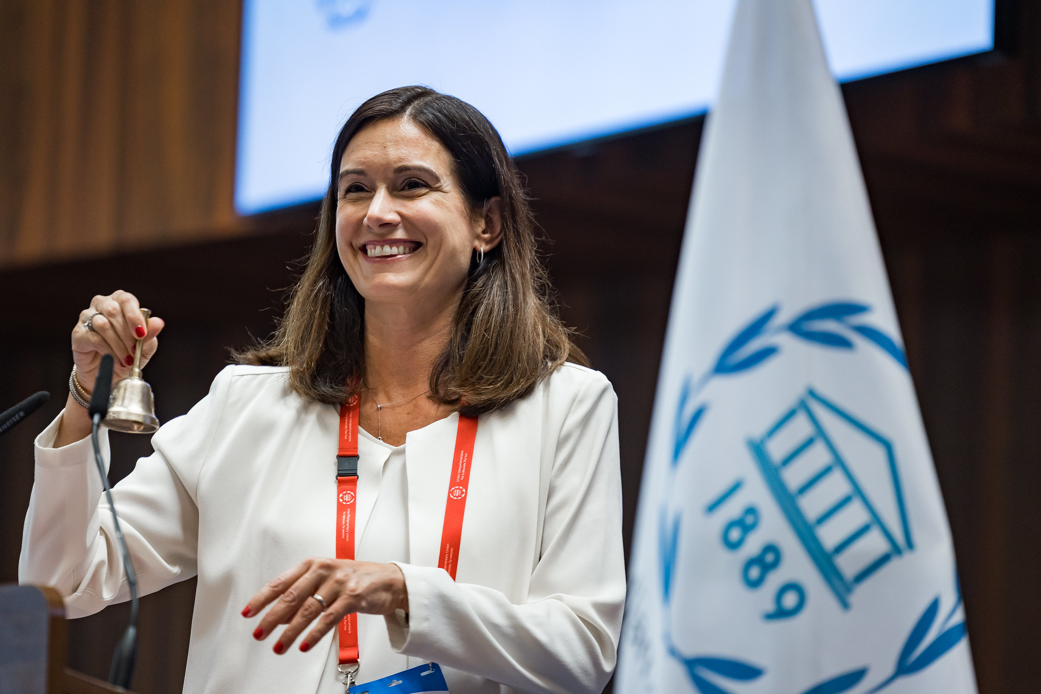 Maja Riniker annuncia l’adozione per acclamazione della Dichiarazione del Vertice delle Presidenti di parlamento.