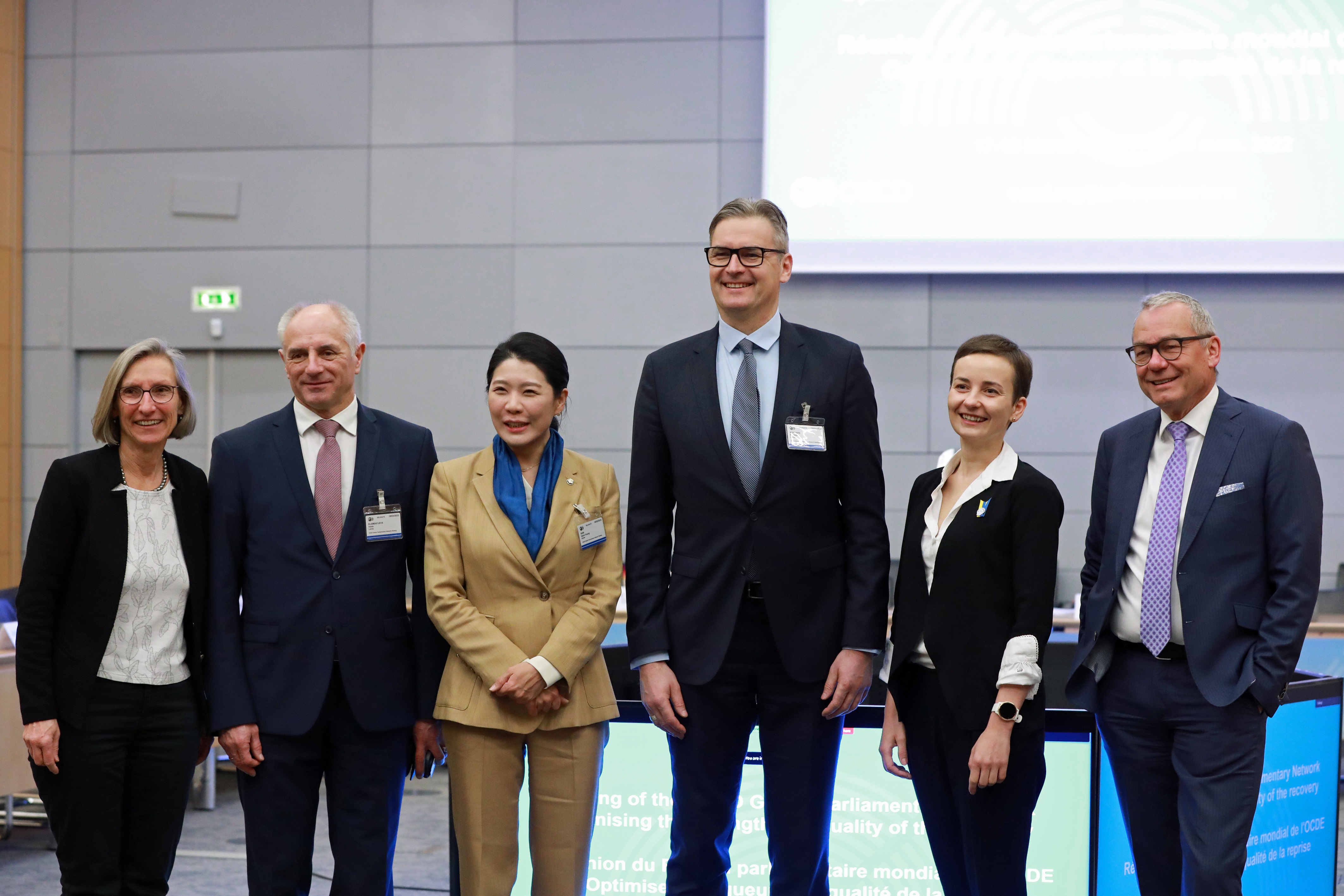 La conseillère nationale Prisca Birrer-Heimo (à gauche) et le conseiller aux États Ruedi Noser (à droite) avec d’autres membres du réseau. © OECD