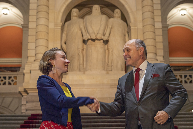 La presidente del Consiglio nazionale Irène Kälin dà il benvenuto al presidente del Consiglio nazionale austriaco Wolfgang Sobotka davanti ai «tre Confederati» nel Palazzo del Parlamento.