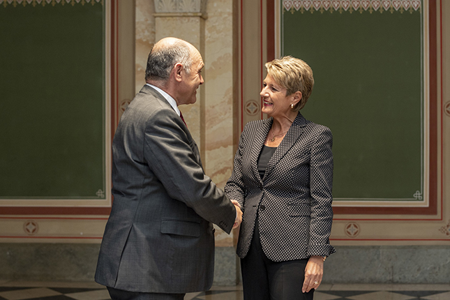 La consigliera federale Karin Keller-Sutter accoglie il presidente del Consiglio nazionale austriaco Sobotka per una visita di cortesia.