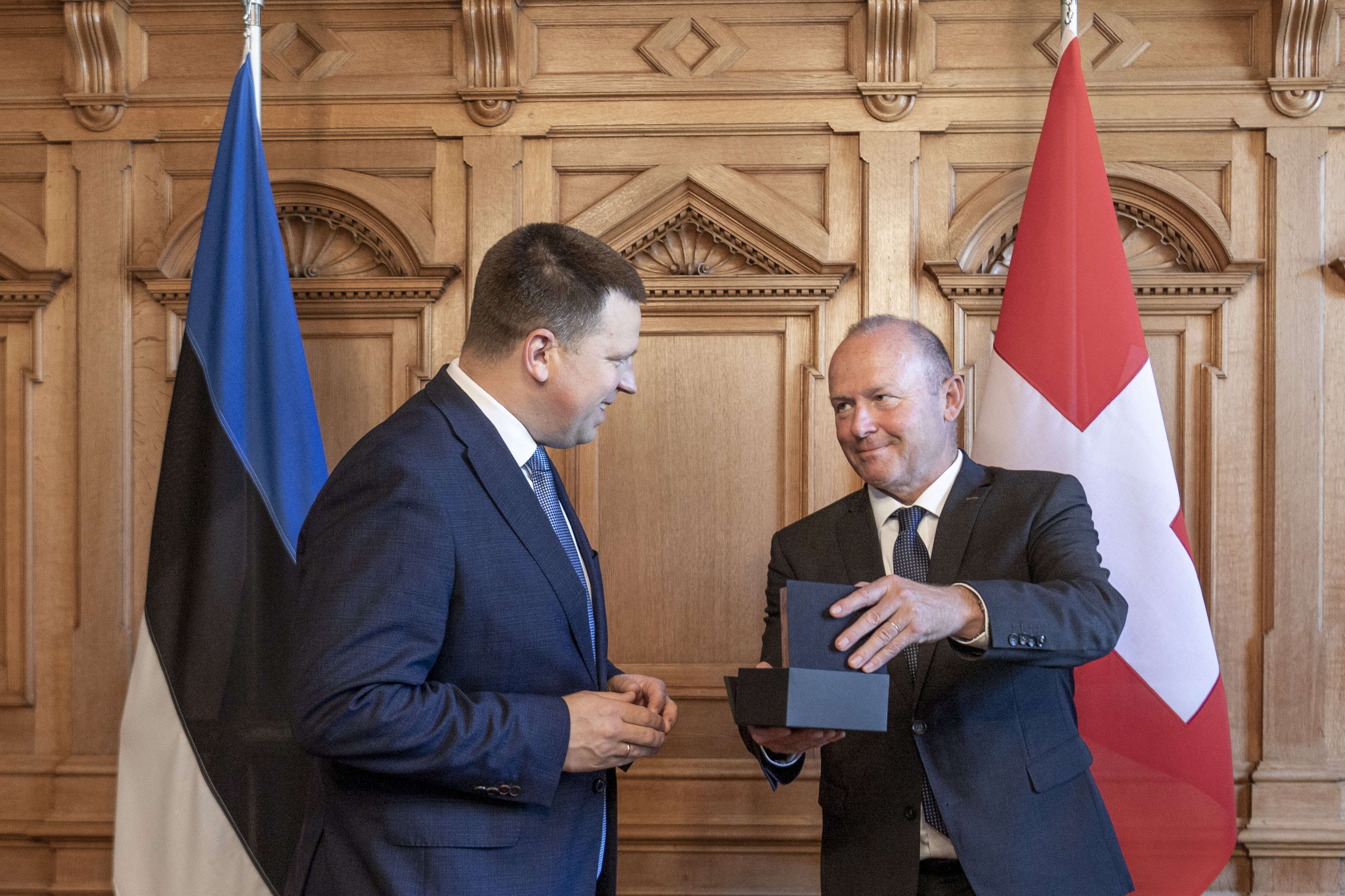 Austausch von Geschenken zwischen Nationalratspräsident Andreas Aebi (SVP, BE) und dem estnischen Parlamentspräsidenten Jüri Ratas