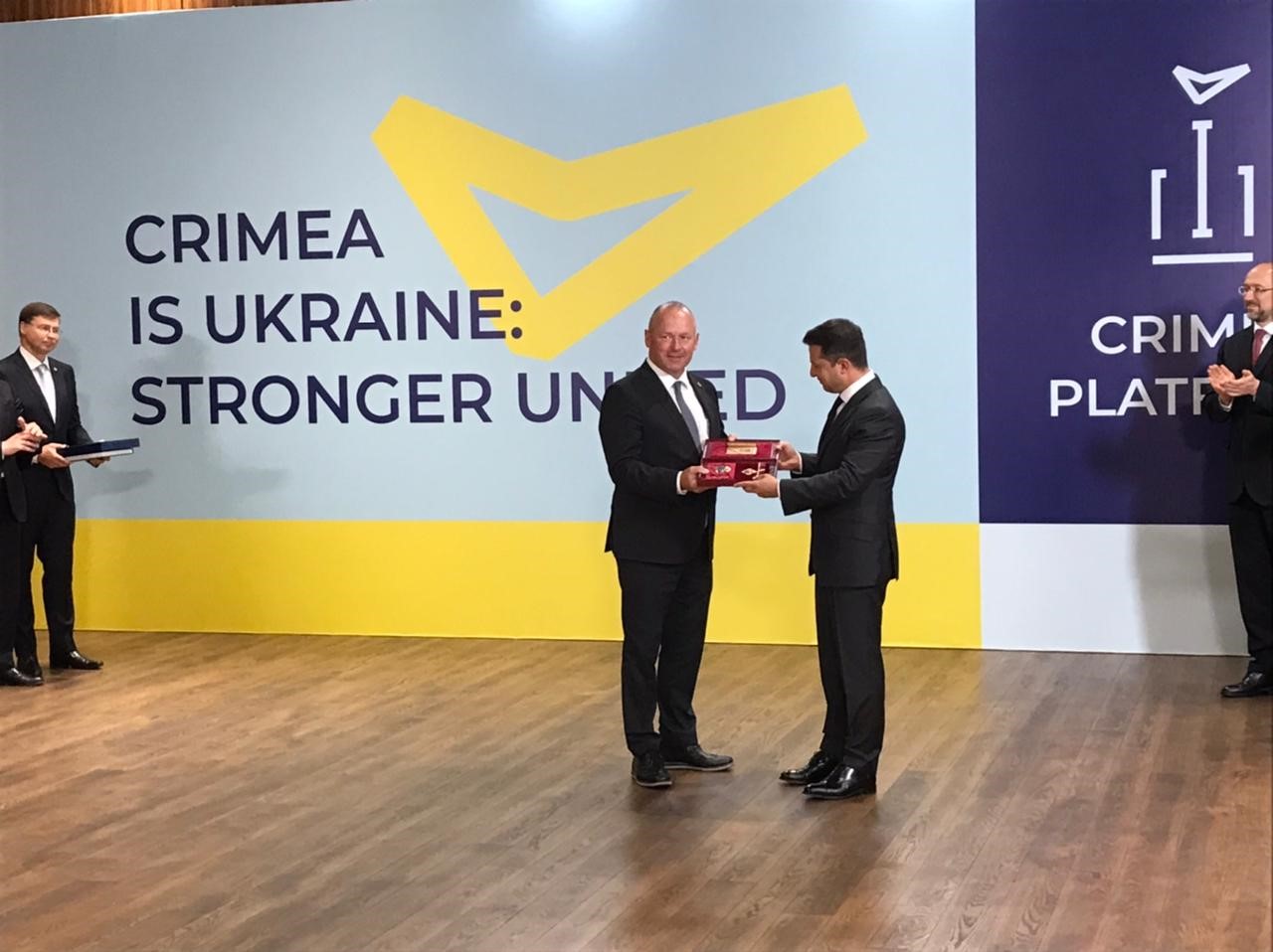 2. Nationalratspräsident Andreas Aebi erhält ein Geschenk vom ukrainischen Präsidenten Wladimir Selenskyj anlässlich seiner Teilnahme an der Krim-Plattform.
