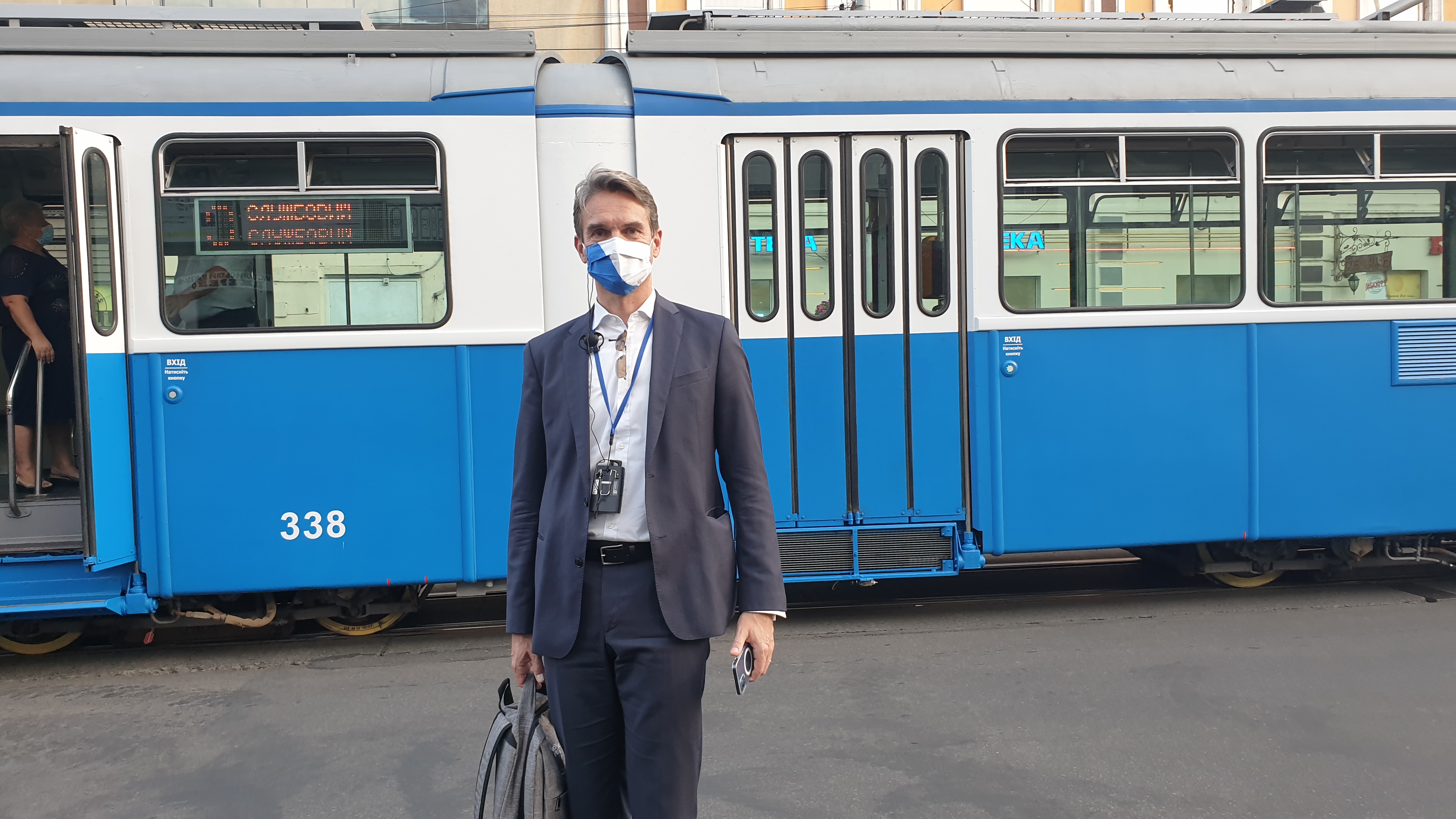 5. Der Zürcher Nationalrat Beat Walti vor einem der ehemaligen Zürcher Trams in Winniza (Ukraine)