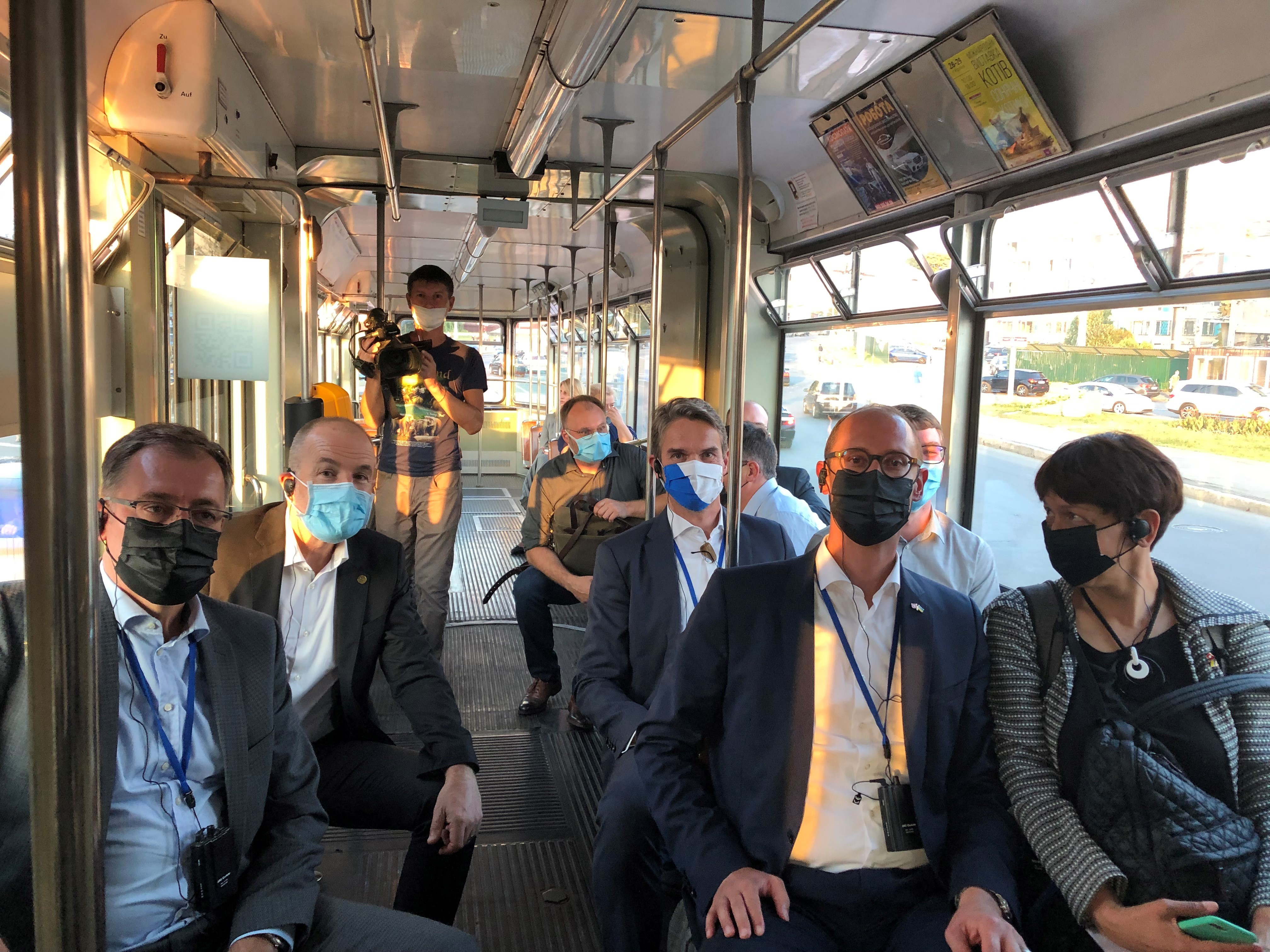 6. Ein Teil der Schweizer Delegation (Martin Candinas, Roger Nordmann, Beat Walti, Roland Fischer und Roland Rino Büchel) in einem der ehemaligen Zürcher Trams in Winniza (Ukraine) 
