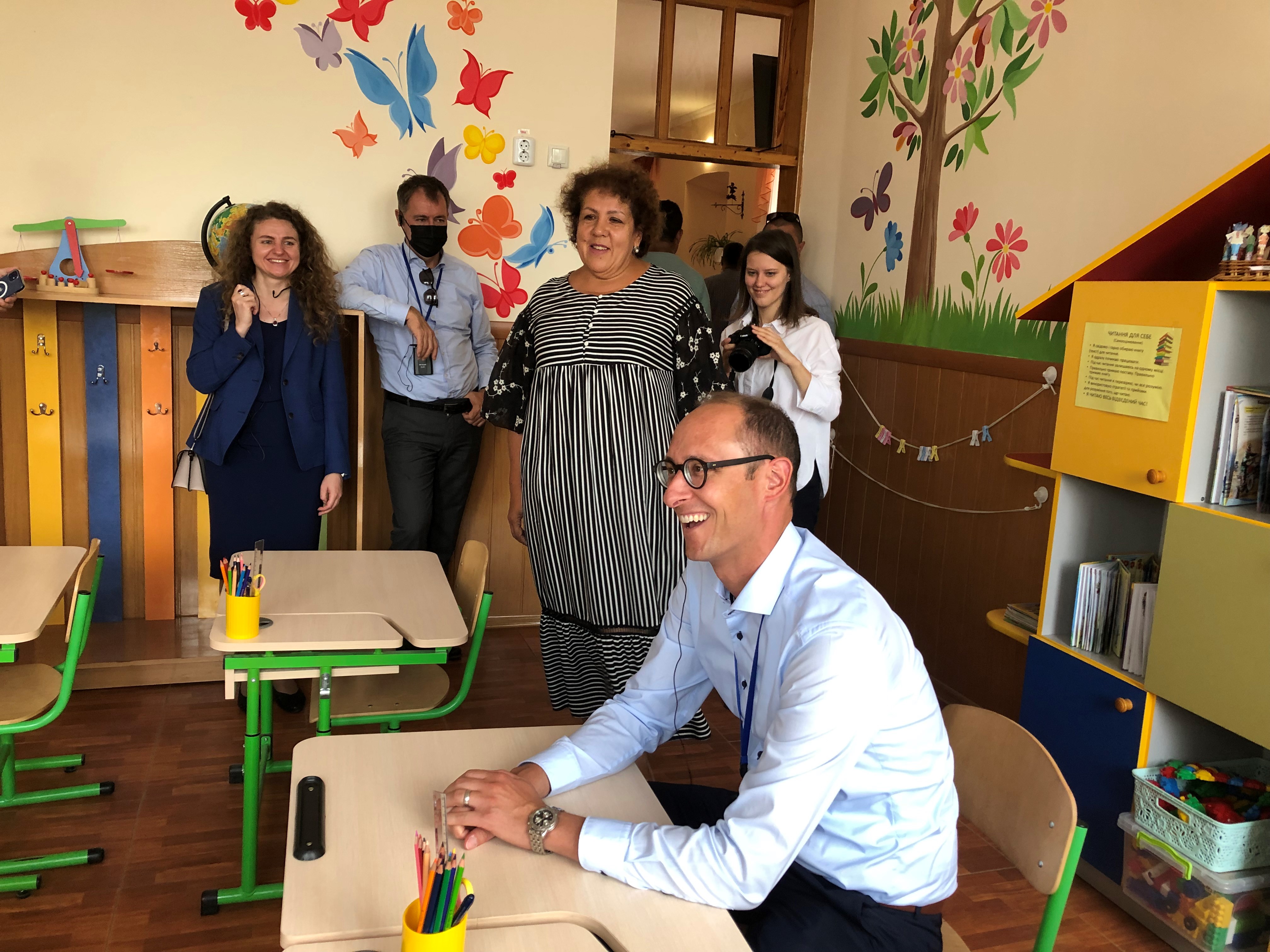 8. Martin Candinas besichtigt eine Schule in dem Dorf Tscherepaschynzi in der Nähe von Winniza (Ukraine).