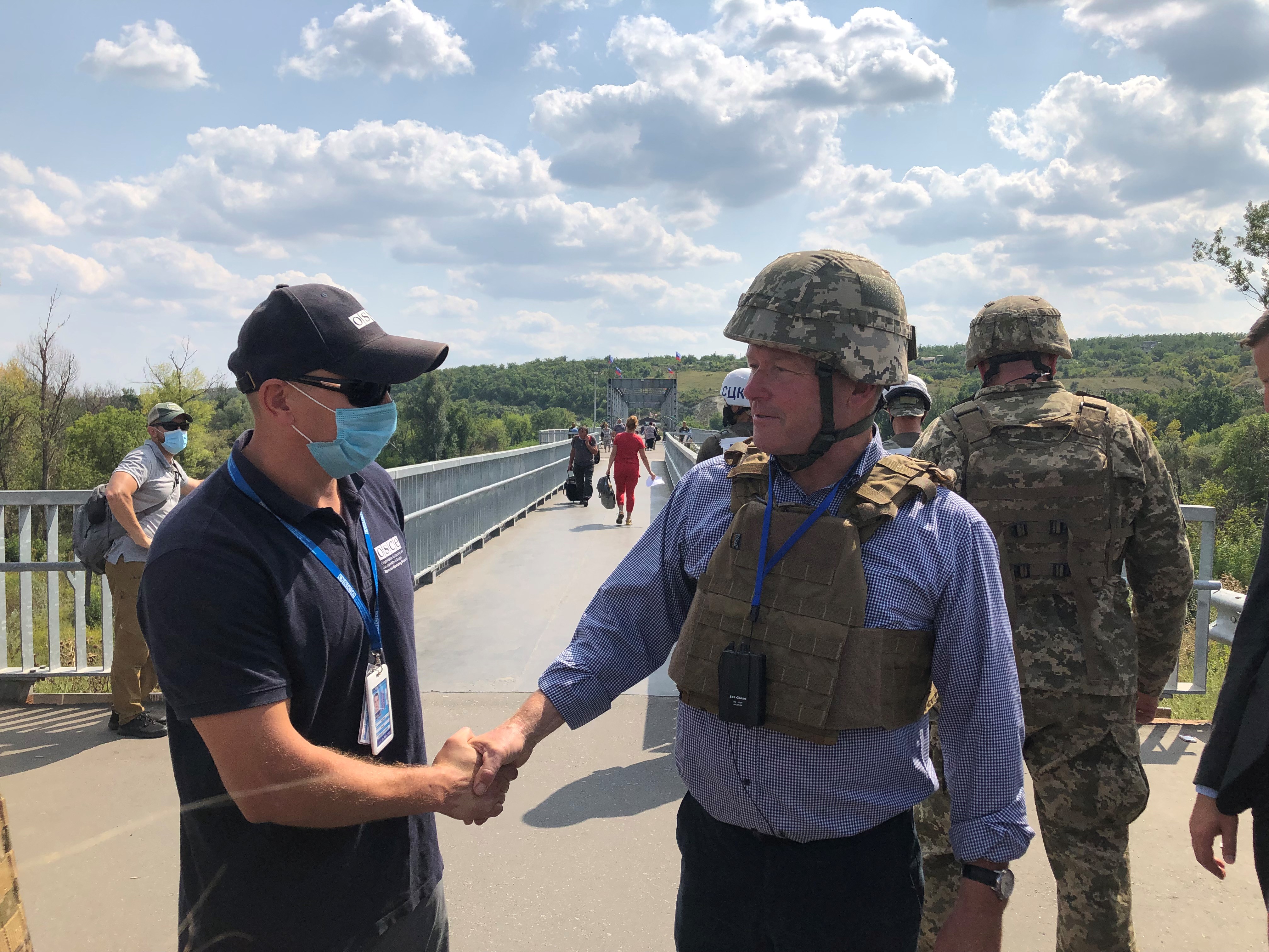 9. Nationalratspräsident Andreas Aebi am Checkpoint (Entry Exit Crossing Point) von Staniza Luhanska, dem Übergang zwischen der Ukraine und der nicht von der Regierung kontrollierten Zone in der Ostukraine