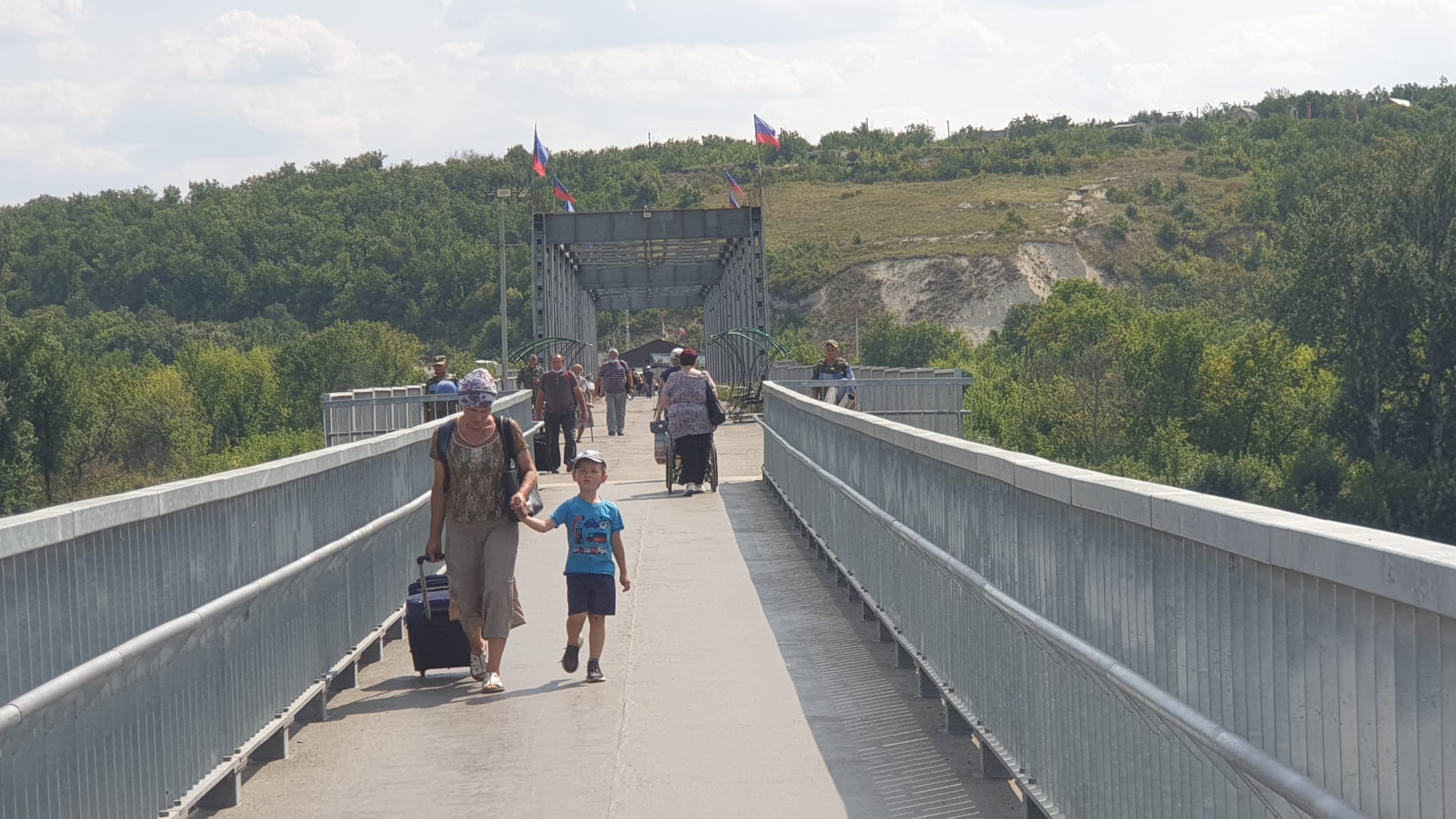 10. Die Fussgängerbrücke am Checkpoint (Entry Exit Crossing Point) von Staniza Luhanska, über welche sich die Zivilbevölkerung einmal im Monat zwischen der Ukraine und der nicht von der Regierung kontrollierten Zone in der Ostukraine hin und her bewegen kann