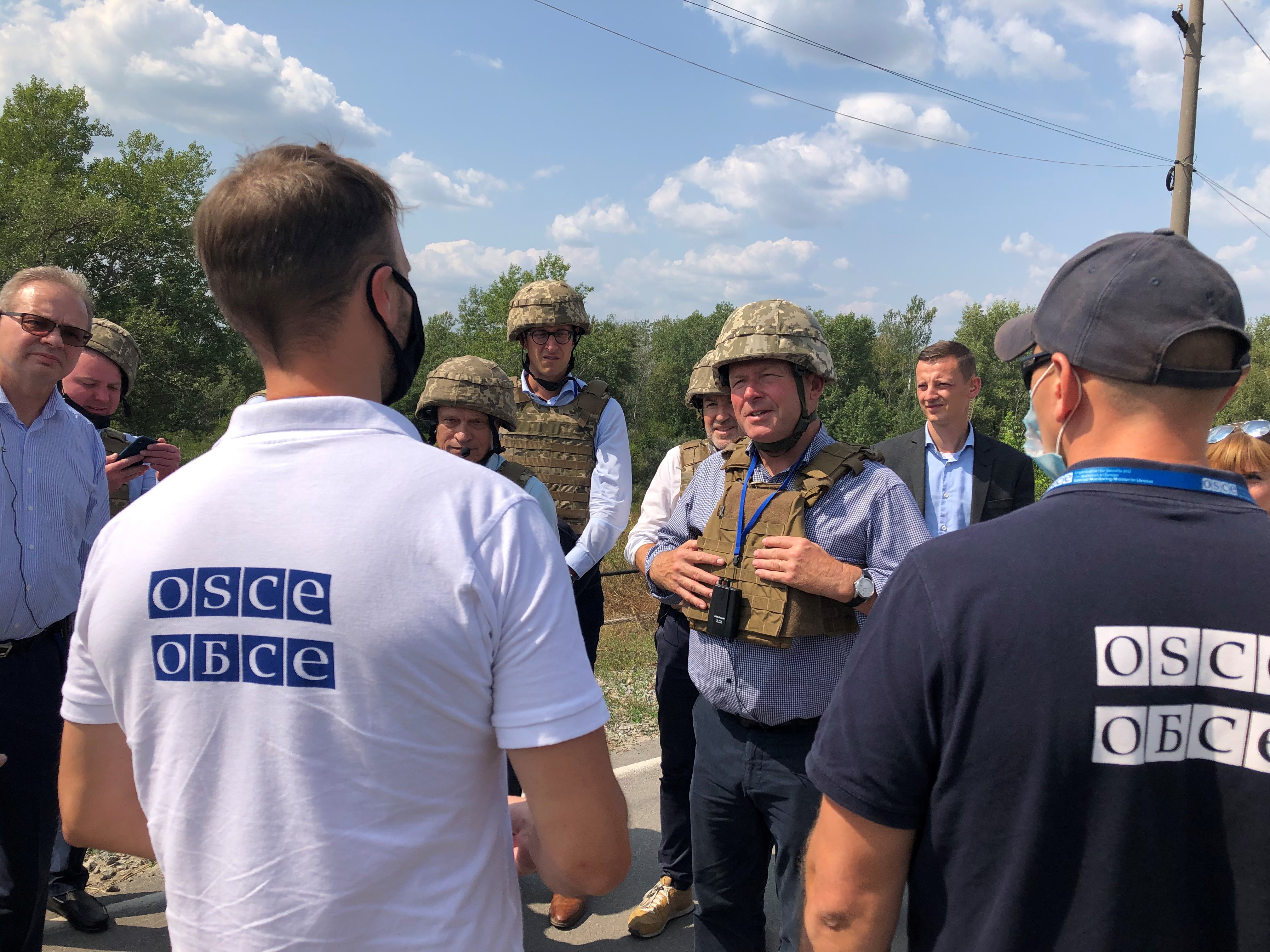 11. Nationalratspräsident Andreas Aebi im Gespräch mit einer Vertretung der OSZE-Sonderbeobachtungsmission in der Ukraine (SMM)