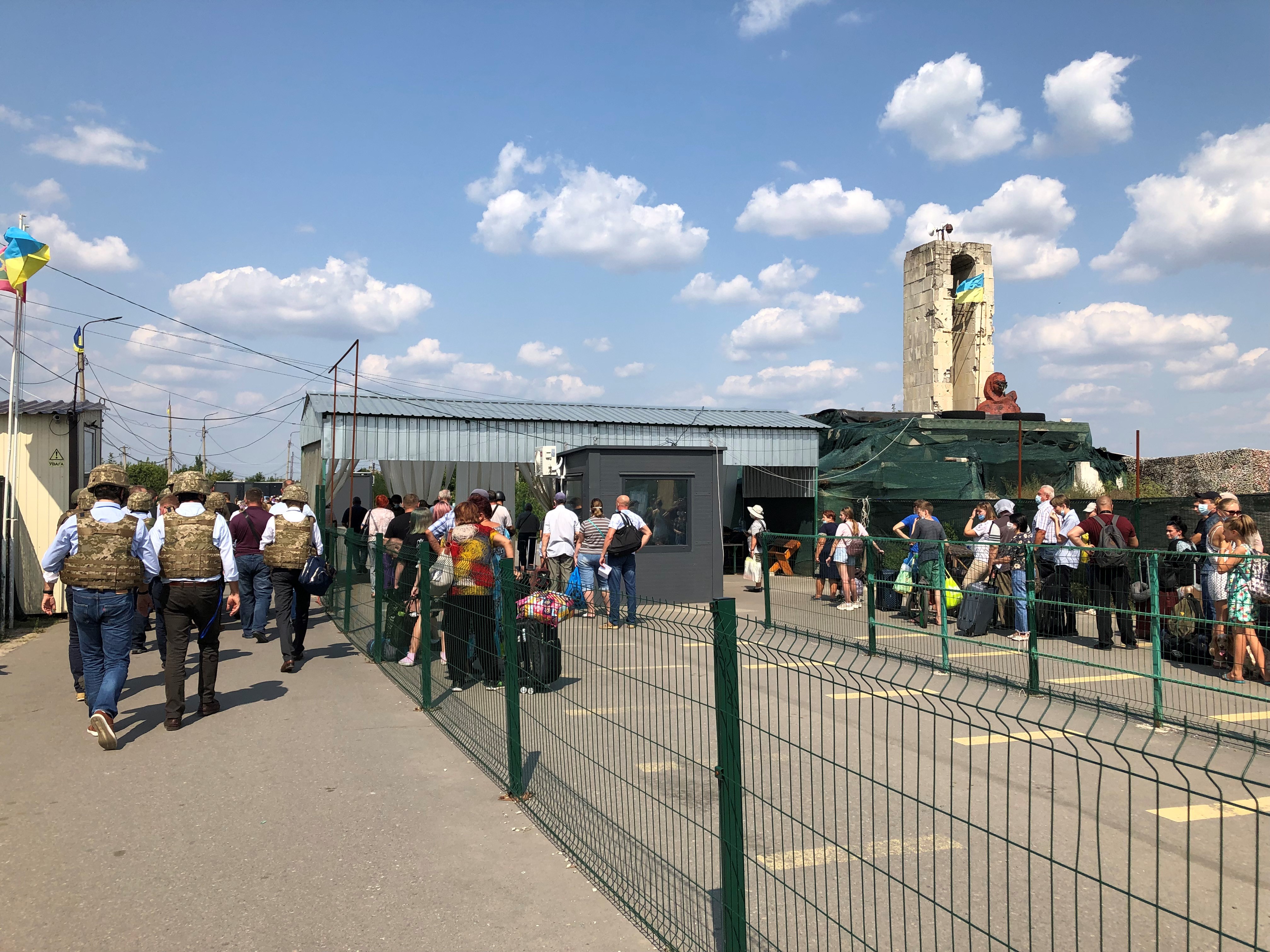 12. Checkpoint (Entry Exit Crossing Point) von Staniza Luhanska: lange Warteschlange von Personen, die aus der nicht von der Regierung kontrollierten Zone in die Ukraine einreisen wollen 