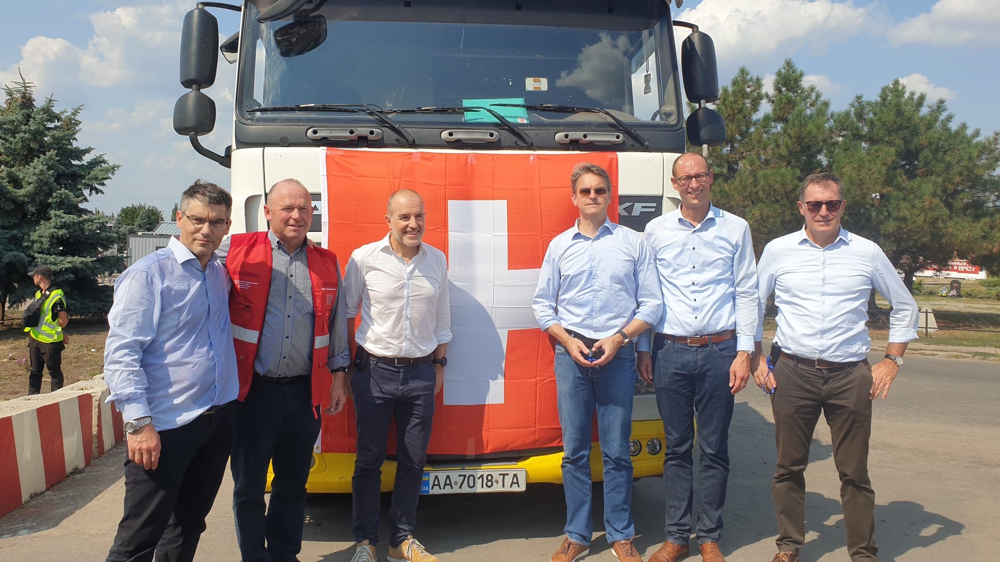 14. Die Schweizer Delegation vor dem Lastwagen der humanitären Hilfe der Schweiz mit den 1,5 Millionen Antigen-Tests