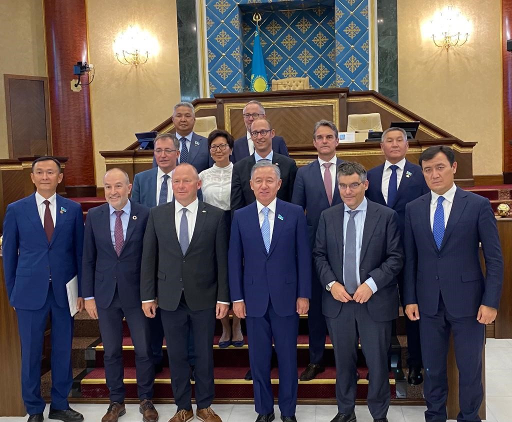 15. Die Schweizer Delegation in der kleinen Kammer des kasachischen Parlaments mit dessen Präsidenten Nurlan Nigmatullin in der Hauptstadt Kasachstans Nur-Sultan