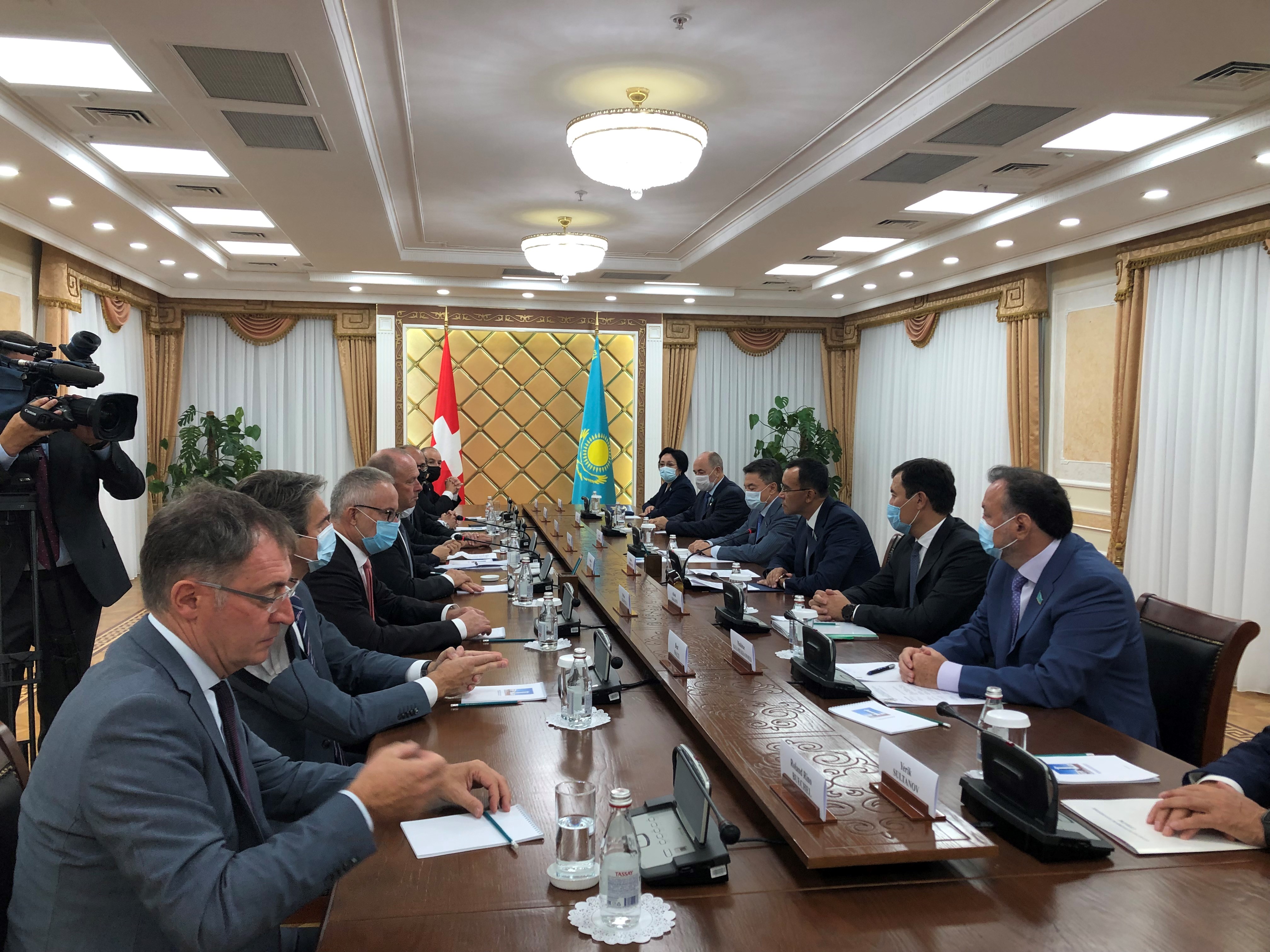 16. Der Nationalratspräsident und die Schweizer Delegation beim offiziellen Gespräch mit dem Präsidenten des kasachischen Senats Maulen Aschimbajew in Nur-Sultan