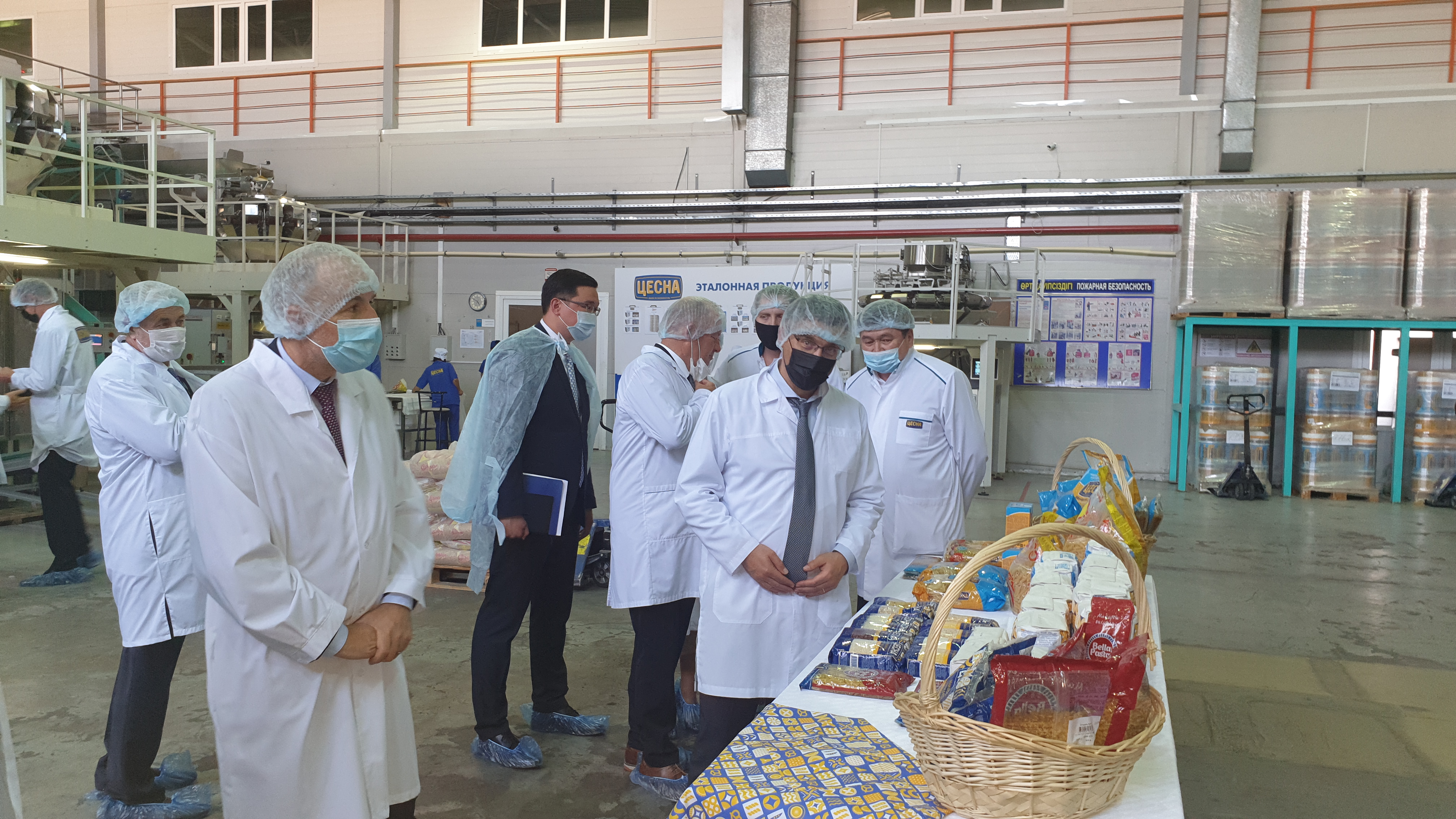18. Die Schweizer Delegation bei der Besichtigung einer Teigwarenfabrik, die mit Maschinen des Schweizer Unternehmens Bühler produziert