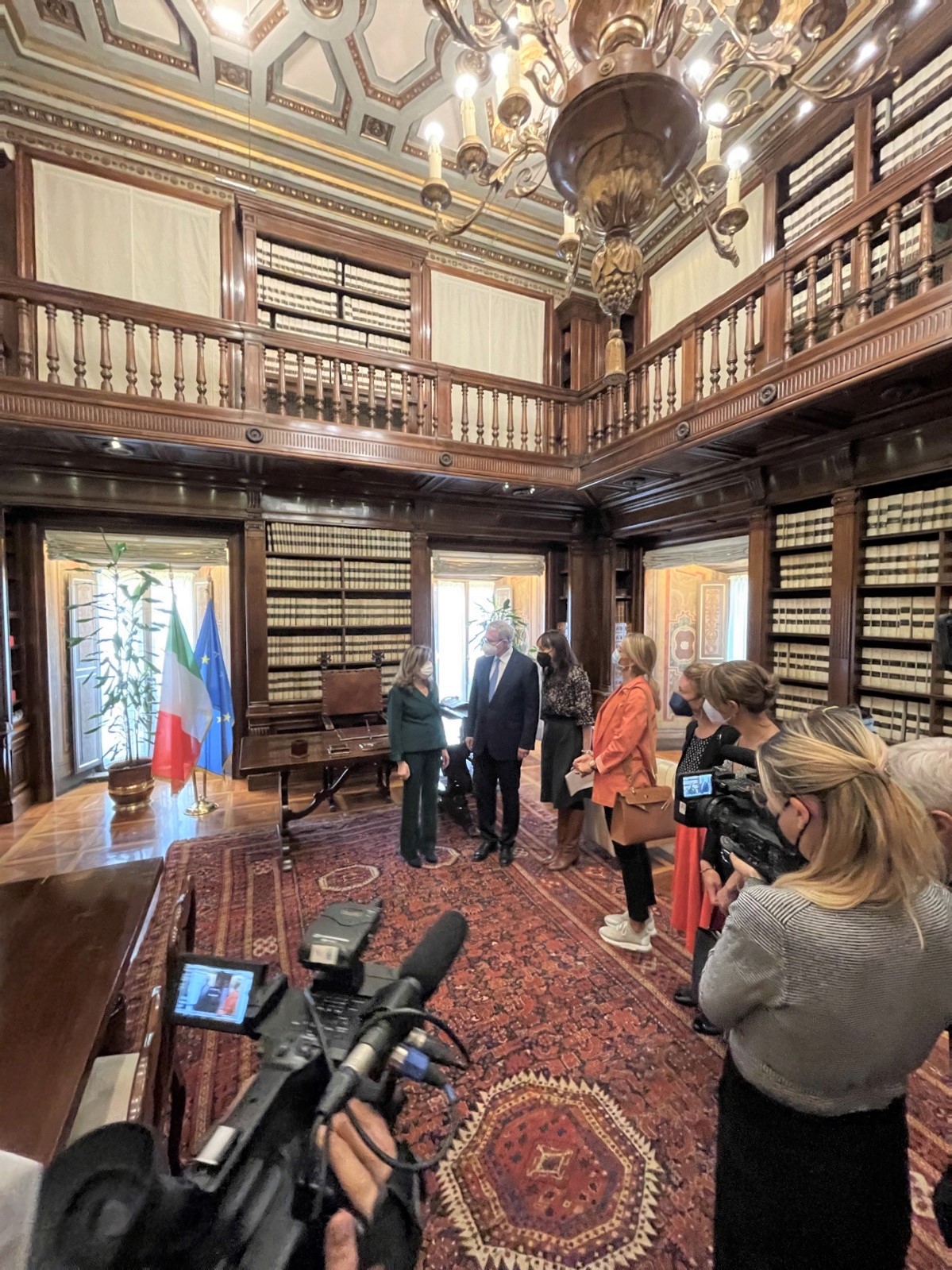 À l’issue de la rencontre à Rome, Maria Elisabetta Alberti Casellati a montré à Irène Kälin et à Thomas Hefti la Salle de la Constitution, au palais Giustiniani.