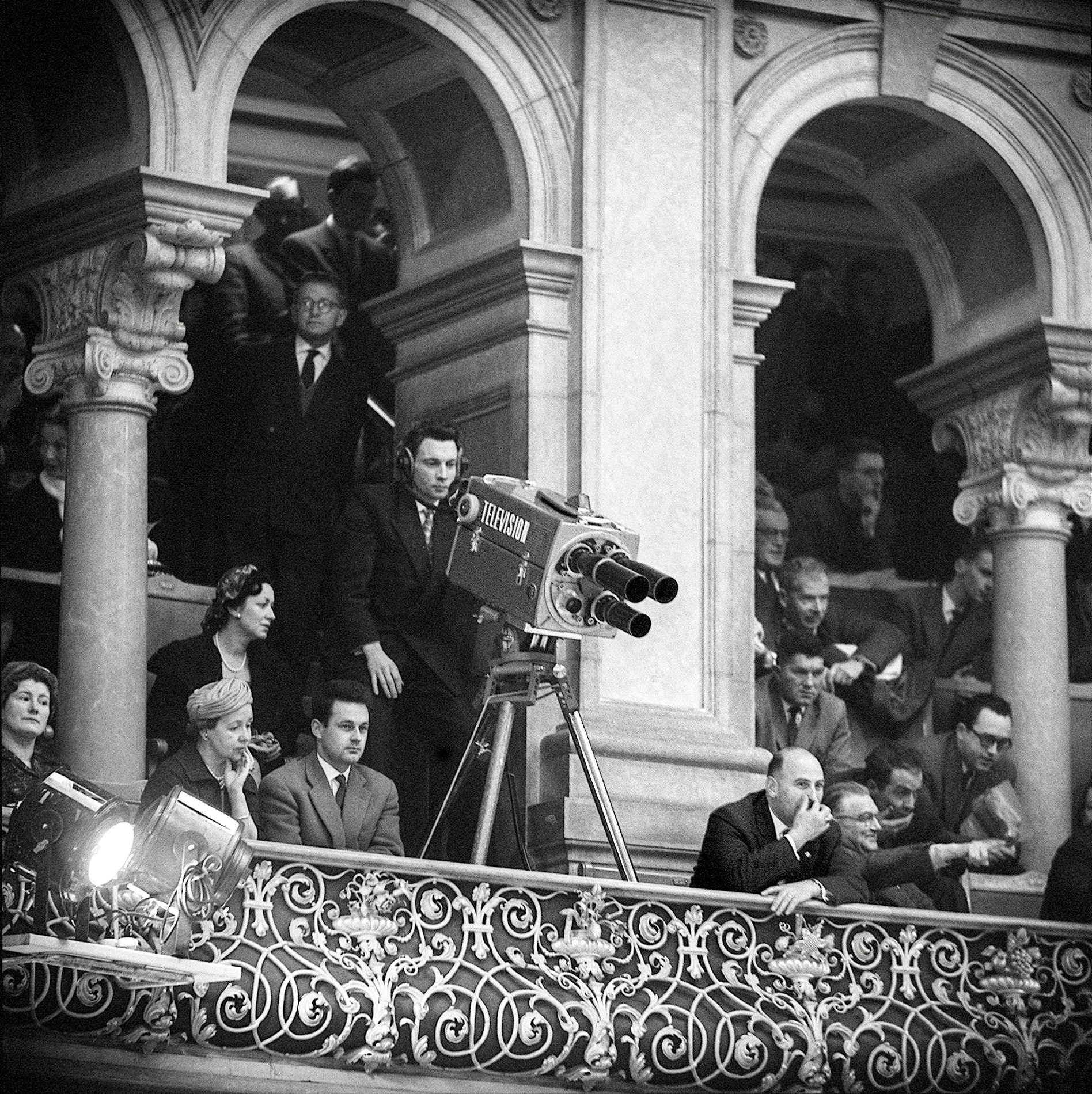  Un caméraman à l’œuvre pour la première diffusion live d’une élection au Conseil fédéral. (©Keystone/PHOTOPRESS-ARCHIV/STR)