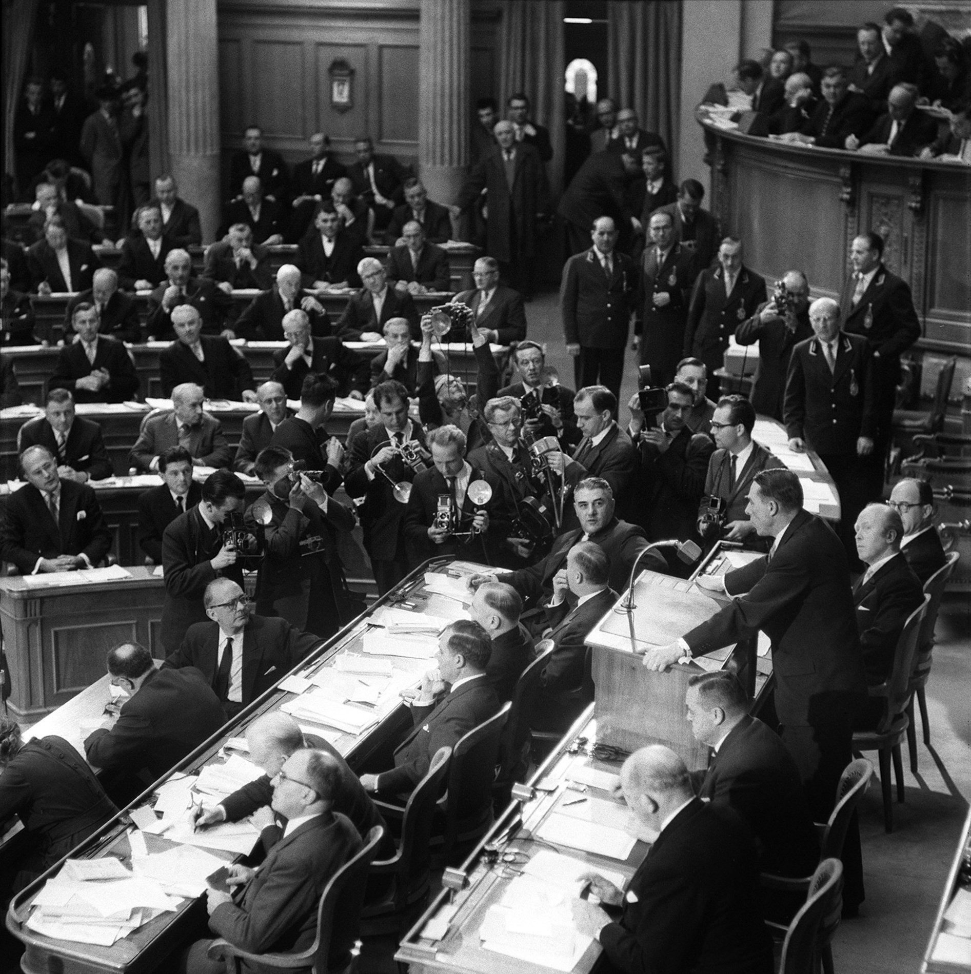  Hans Peter Tschudi accepte son élection devant l’Assemblée fédérale. Avec l’entrée d’une deuxième socialiste au gouvernement, o
