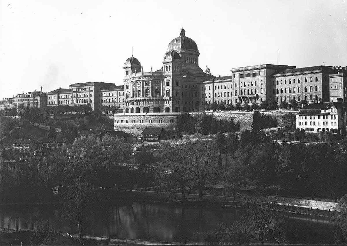 Le Palais fédéral ouest et est, avec le casino au milieu, 1893.