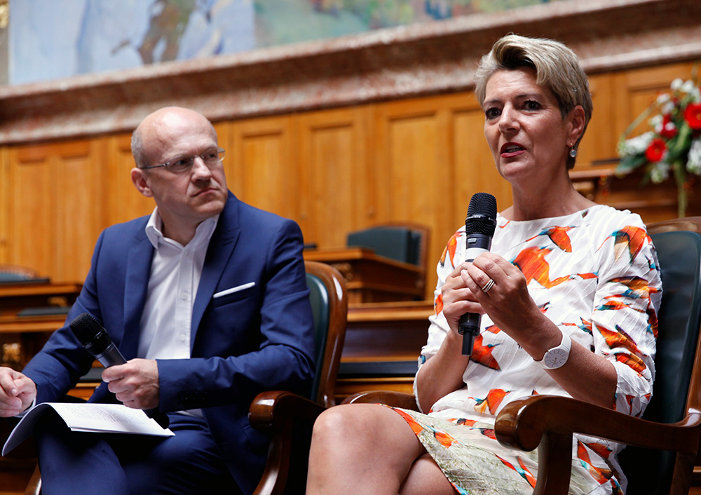 Ein Höhepunkt des Amtsjahres: Karin Keller-Sutter wird am Nationalfeiertag im Bundeshaus von SRF-Redaktor Philipp Burkhard befragt. (Foto: Béatrice Devenes)