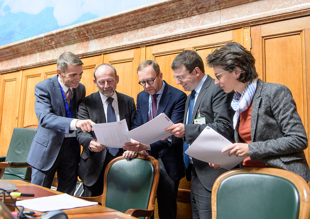 Philippe Schwab, Generalsekretär der Bundesversammlung; Dominique de Bauman, Präsident des Nationalrats; Pierre-Hervé Freléchoz, Sekretär des Nationalrats, Florent Strobel, Mitarbeiter im Sekretariat der FK; sowie Annina Jegher, Stv. Sekretärin des NR bei der Diskussion der Zahlen des Budgets (von links nach rechts)