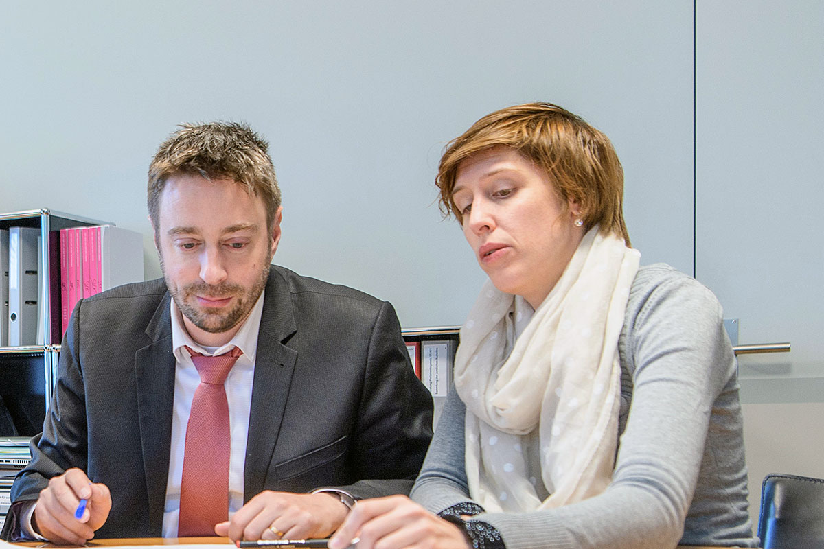 Florent Strobel, Wissenschaftlicher Mitarbeiter, (links) und Ständerätin Anita Fetz (rechts) im Gespräch