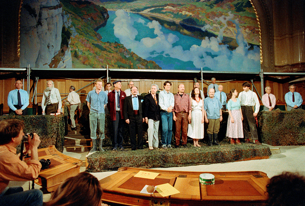 Das Schauspielensemble unter anderem mit Inigo Gallo (mit Fliege) und Cesar Keiser (rechts neben ihm) und der Regisseur (© KEYSTONE/Edi Engeler)