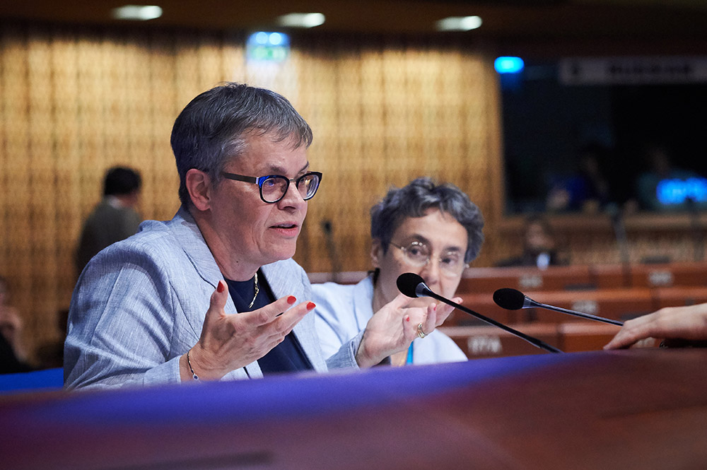 Foto der Präsidentin der Parlamentarischen Versammlung des Europarates, Liliane Maury Pasquier, am Rednerpult.