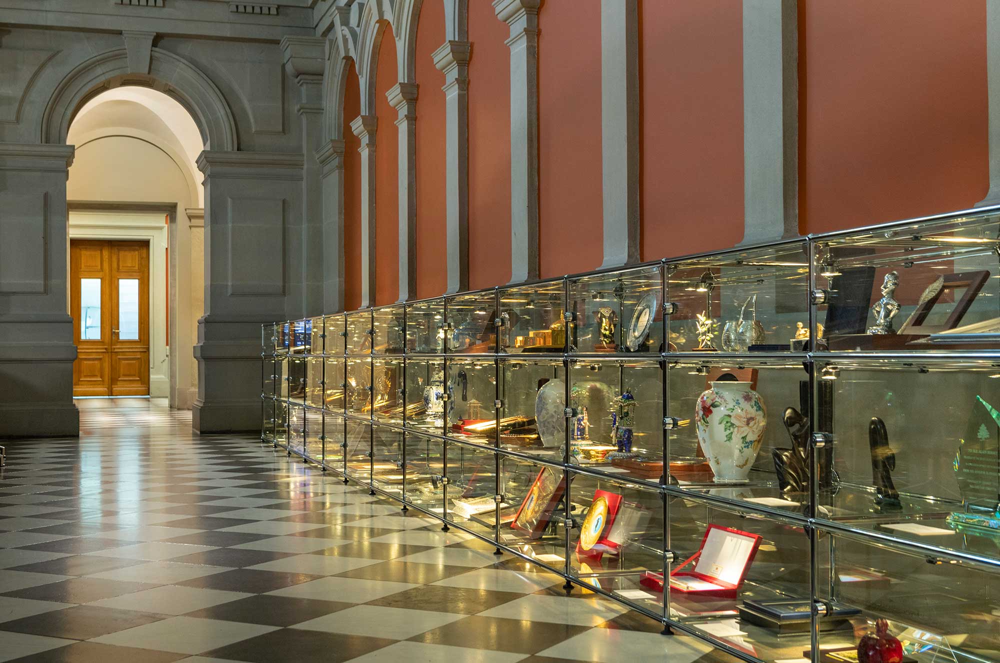 Les cadeaux diplomatiques sont désormais visibles dans une vitrine qui longe tout un couloir du deuxième étage