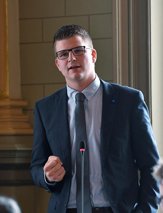 Portraitfoto des Nationalrats Mike Egger