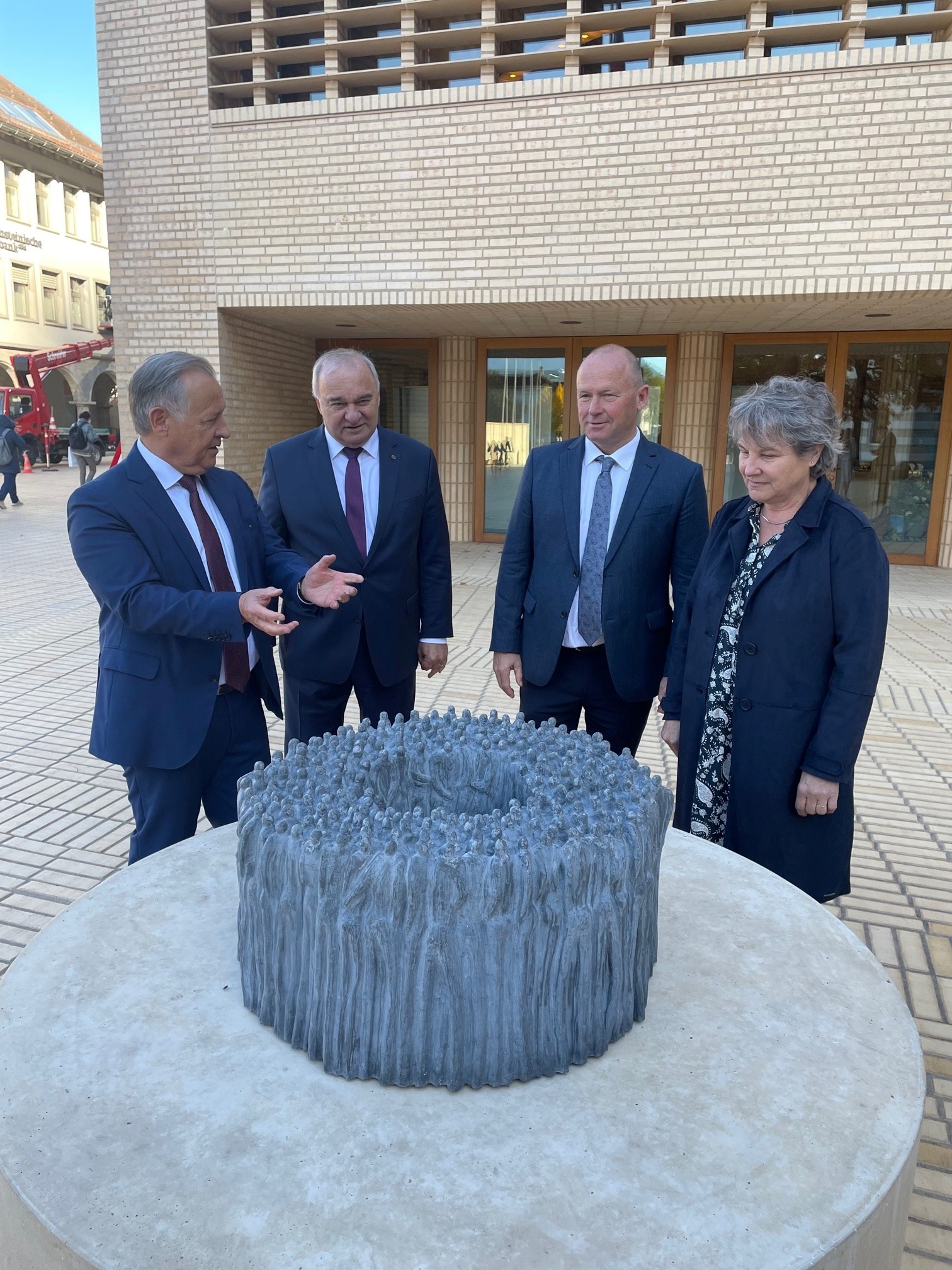 President Frick explaining the sculpture Consilium, which symbolises the 100th anniversary of the Liechtenstein Constitution