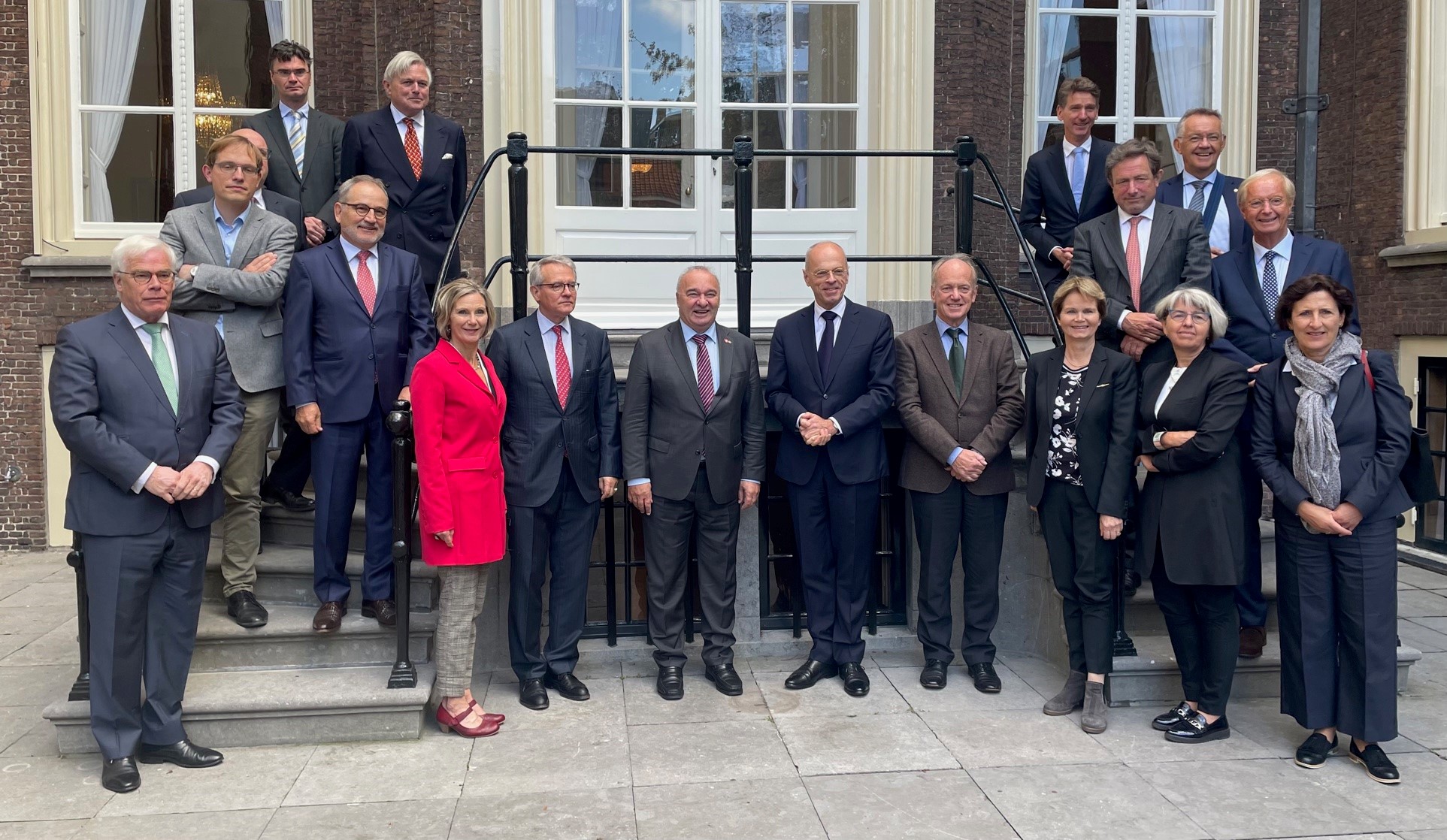 In den Niederlanden: Ständeratspräsident Alex Kuprecht und der Präsident der ersten Kammer der Generalstaaten, Jan Anthonie Bruijn (in der Mitte), mit Delegationsmitgliedern und Mitgliedern des niederländischen Parlaments.