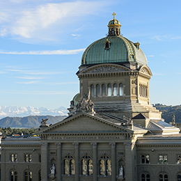 Das Parlamentsgebäude bei Dämmerung