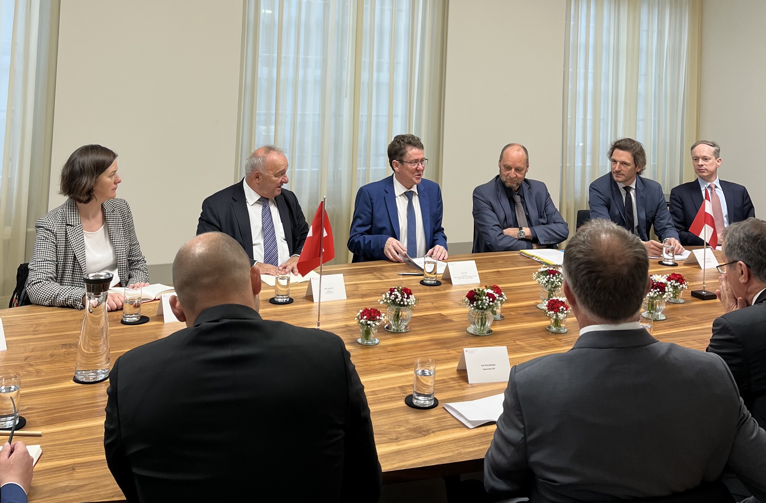 La delegazione parlamentare austriaca a colloquio con il consigliere federale Albert Rösti e rappresentanti dell’USTRA e dell’UF